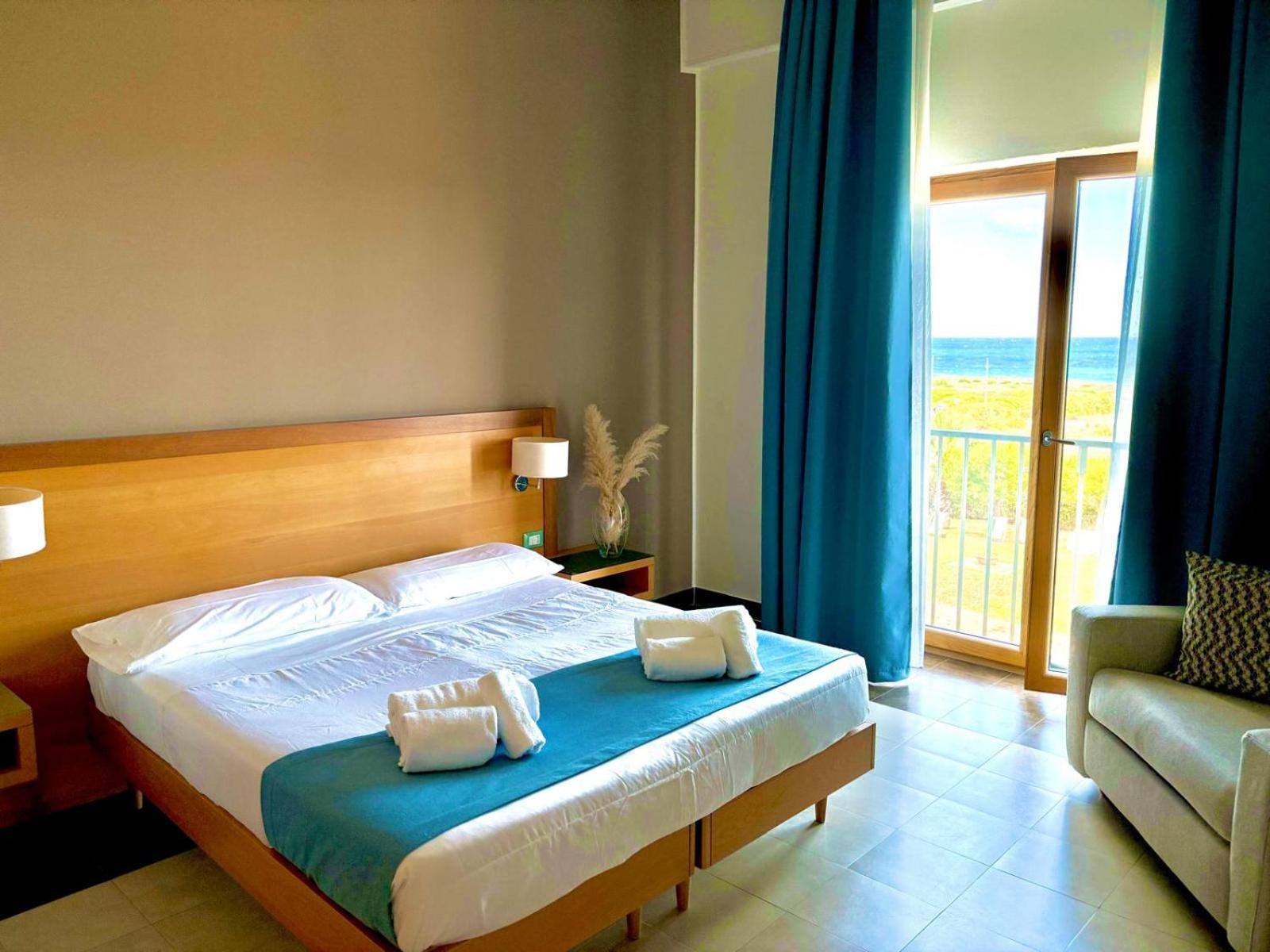 Habitación triple con vista al mar.