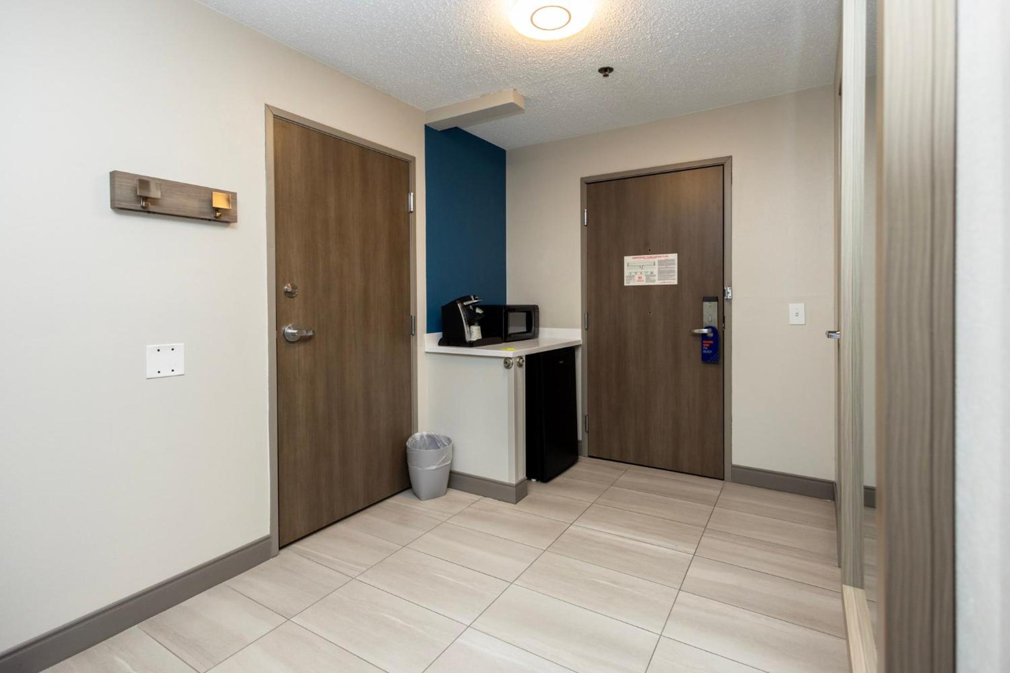Standard King Room - Communications Accessible - Photo 8