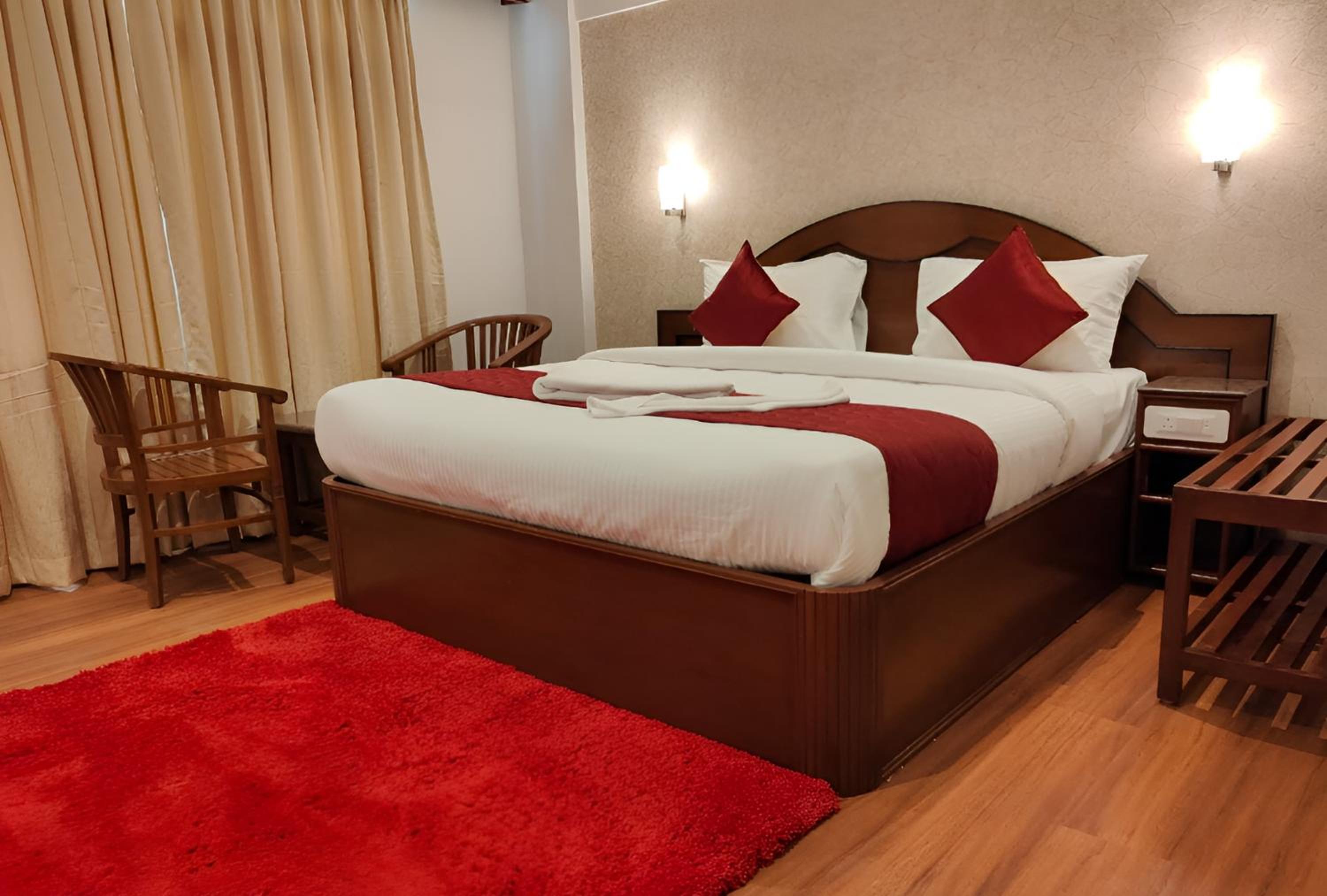 Deluxe Double Room (2 Adults + 1 Child) - Photo 2