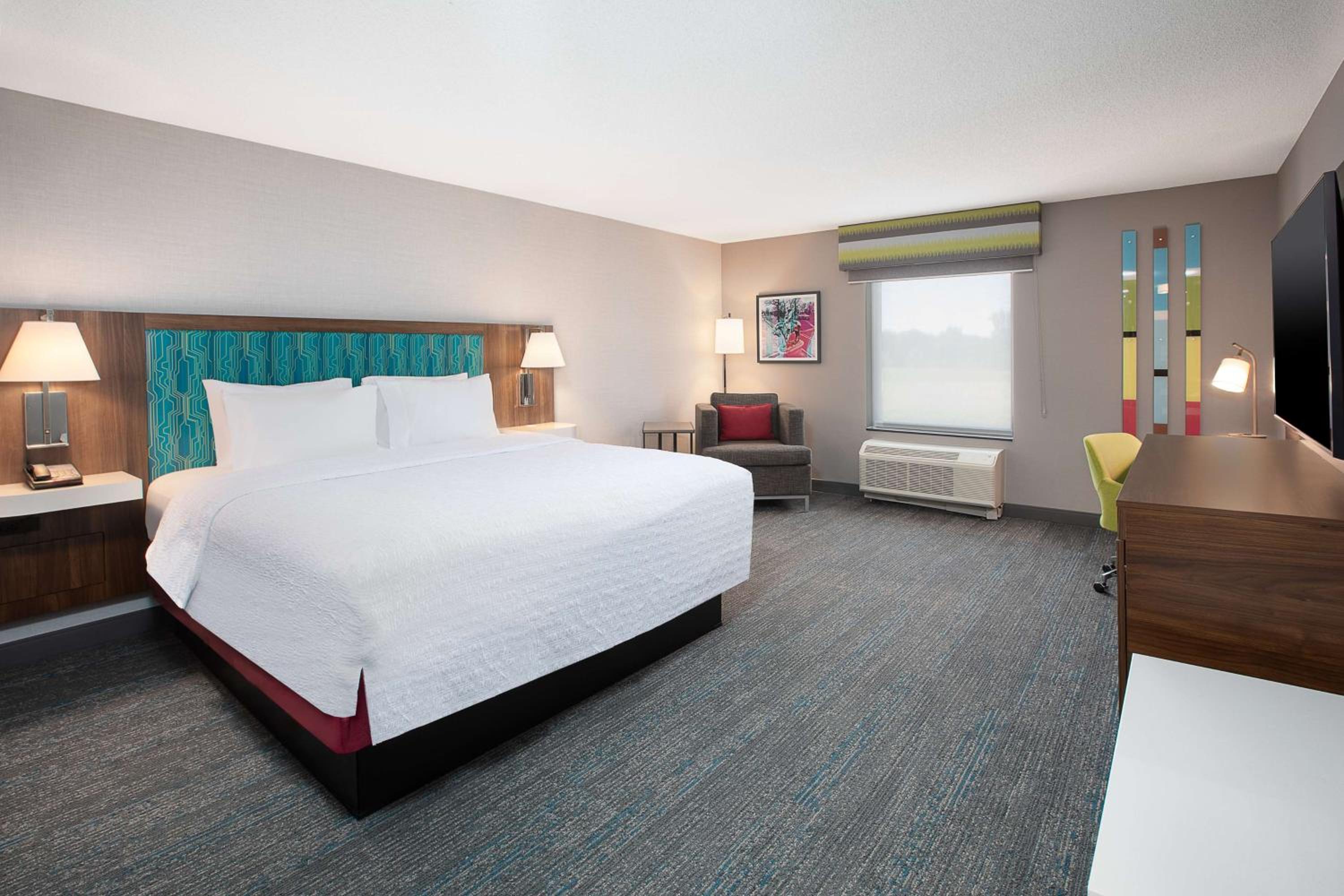 King Room with King Bed - Non-Smoking - Photo 3