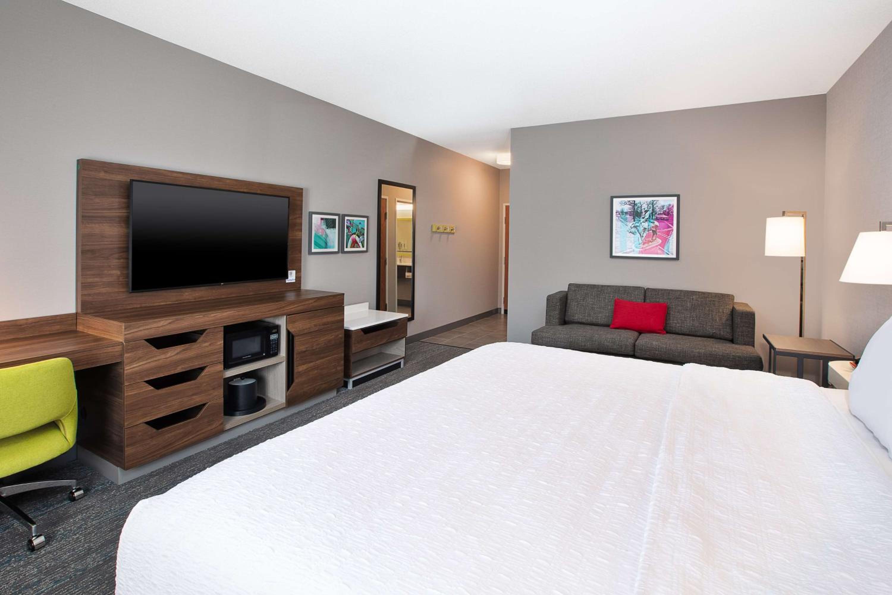 Deluxe King Room - Non-Smoking - Photo 3