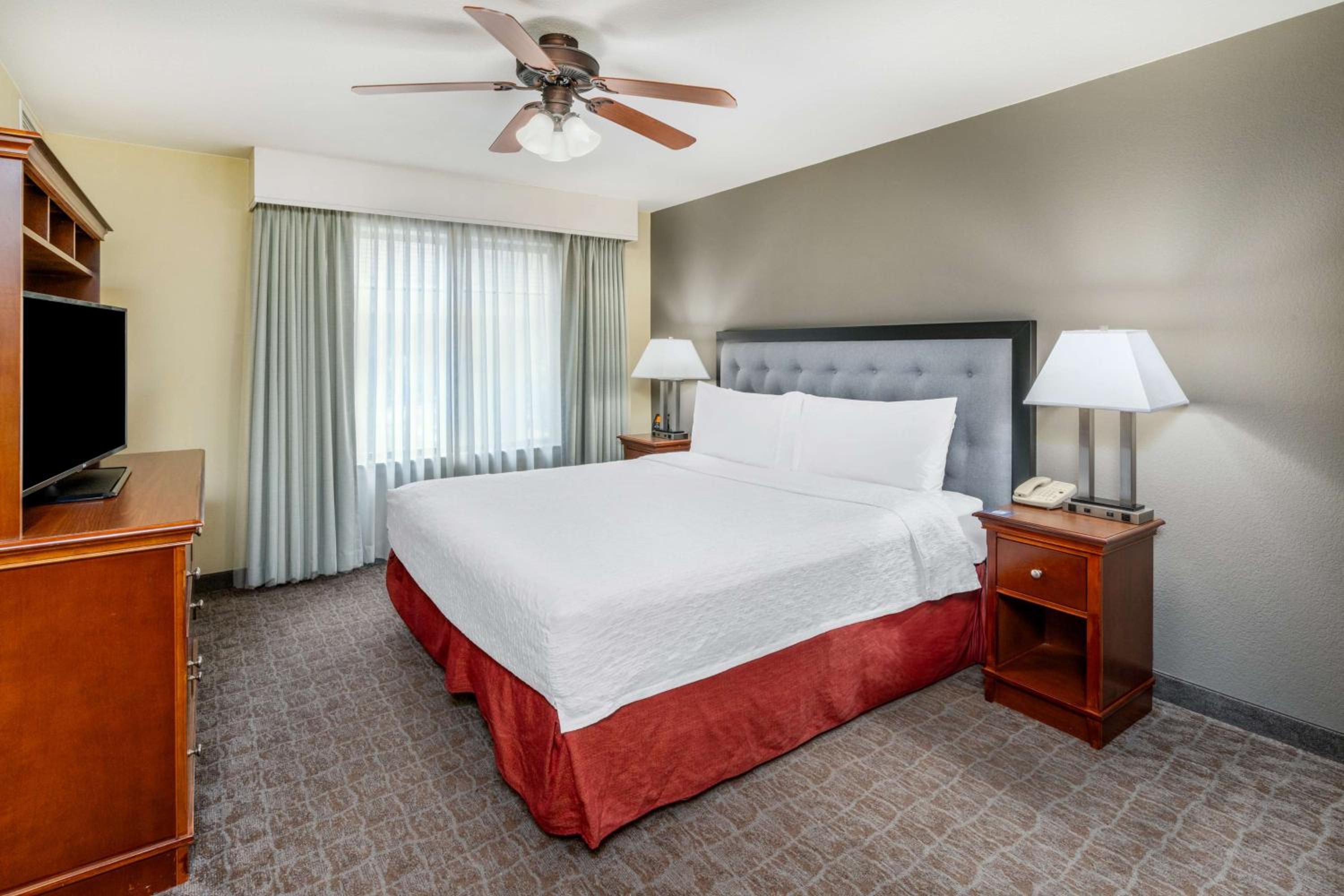 Two Bedroom Suite with One King and Two Queen Beds - Non-Smoking - Photo 6