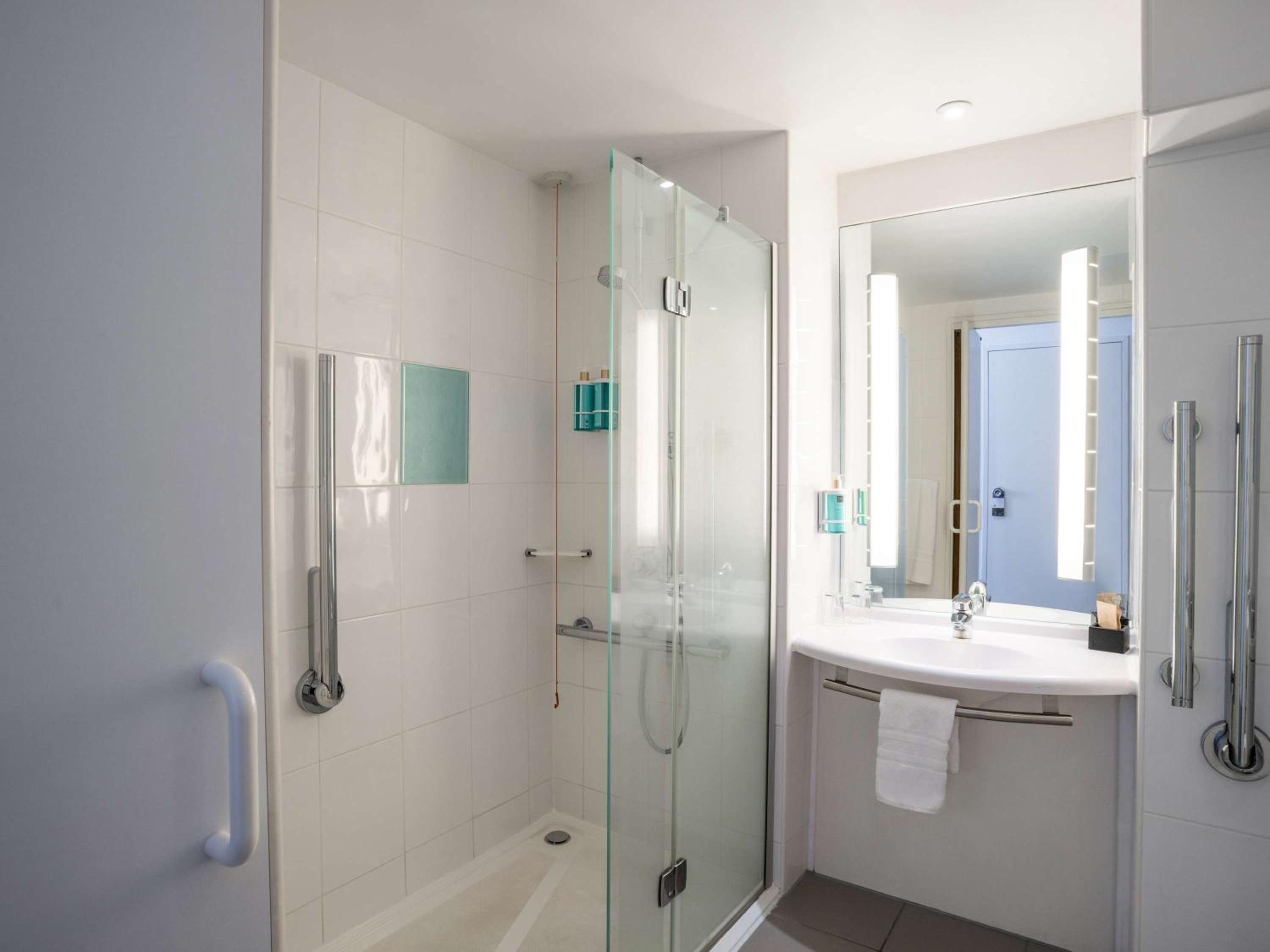 Standard Double Room - Disability Access - Photo 7
