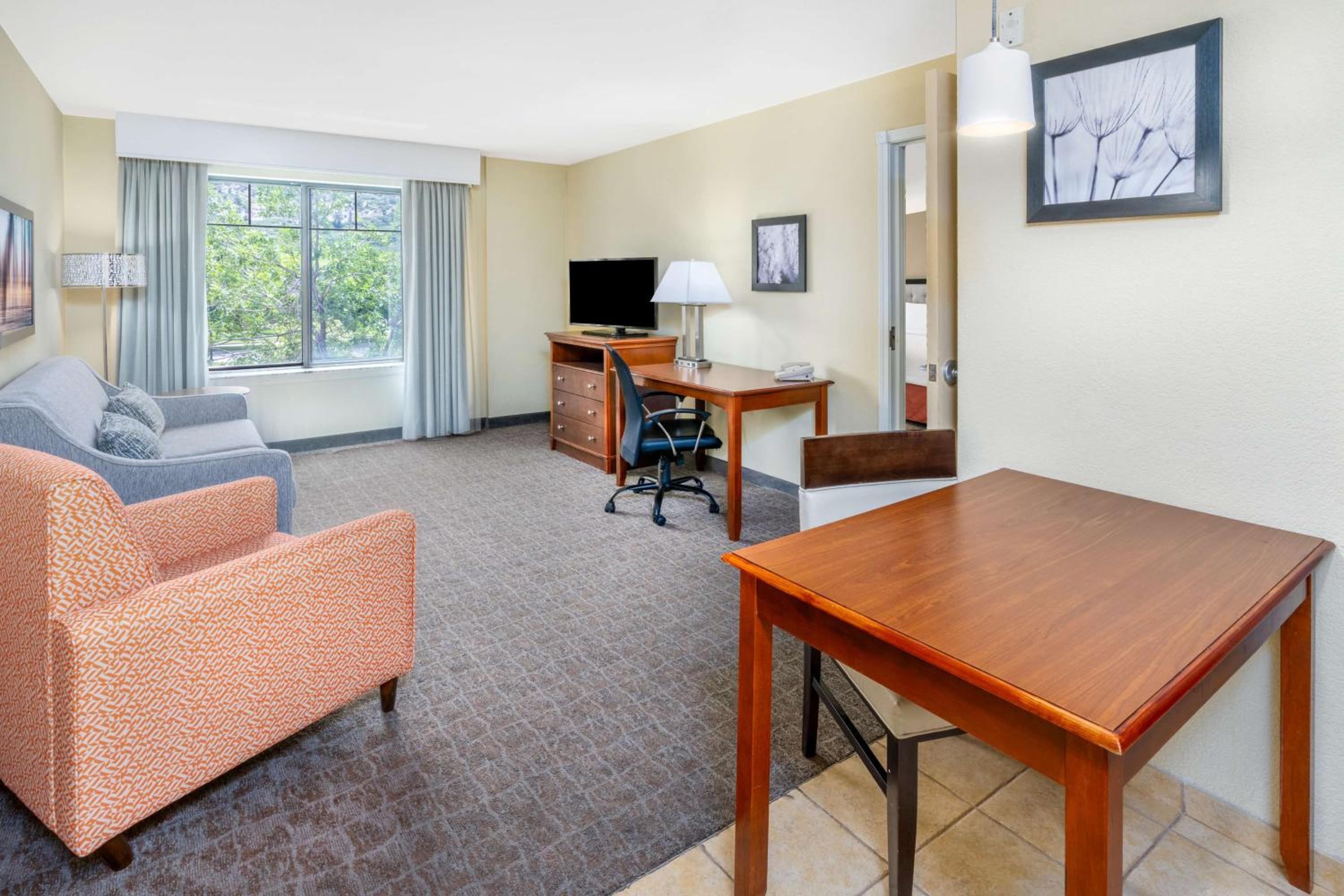 One-Bedroom Queen Suite with Two Queen Beds - Non-Smoking - Photo 2