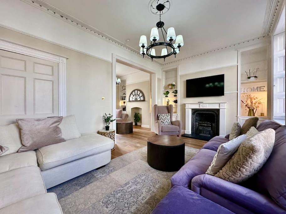 Five-Bedroom House photo 1