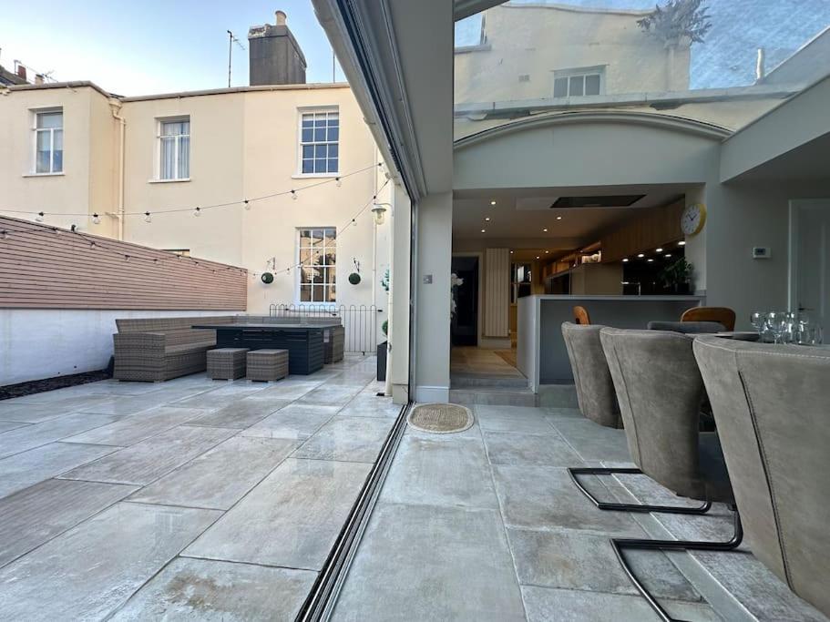 Five-Bedroom House photo 3