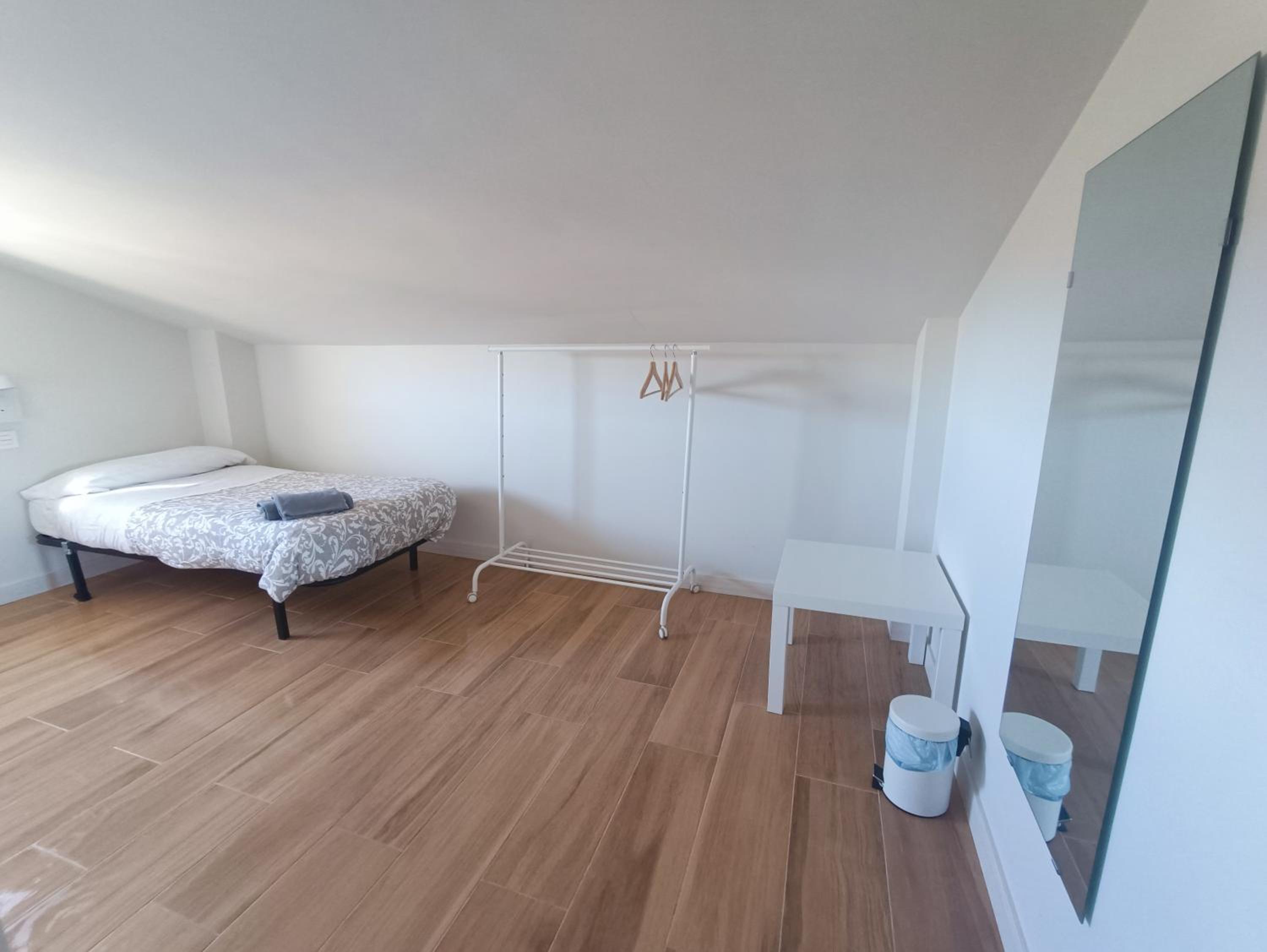 Habitación individual con baño compartido