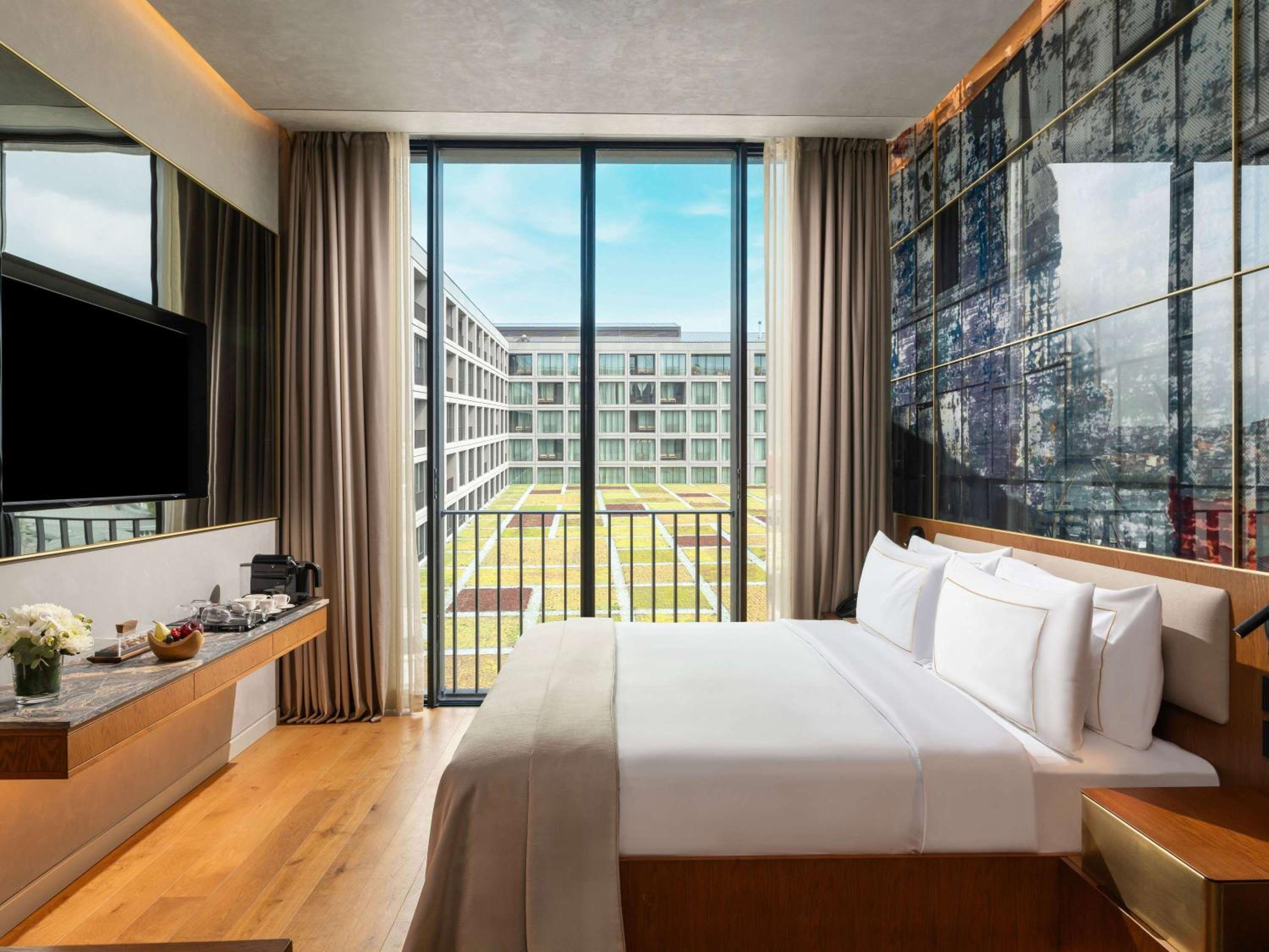 Junior Suite with Partial Sea View - Nickelodeon Play Access