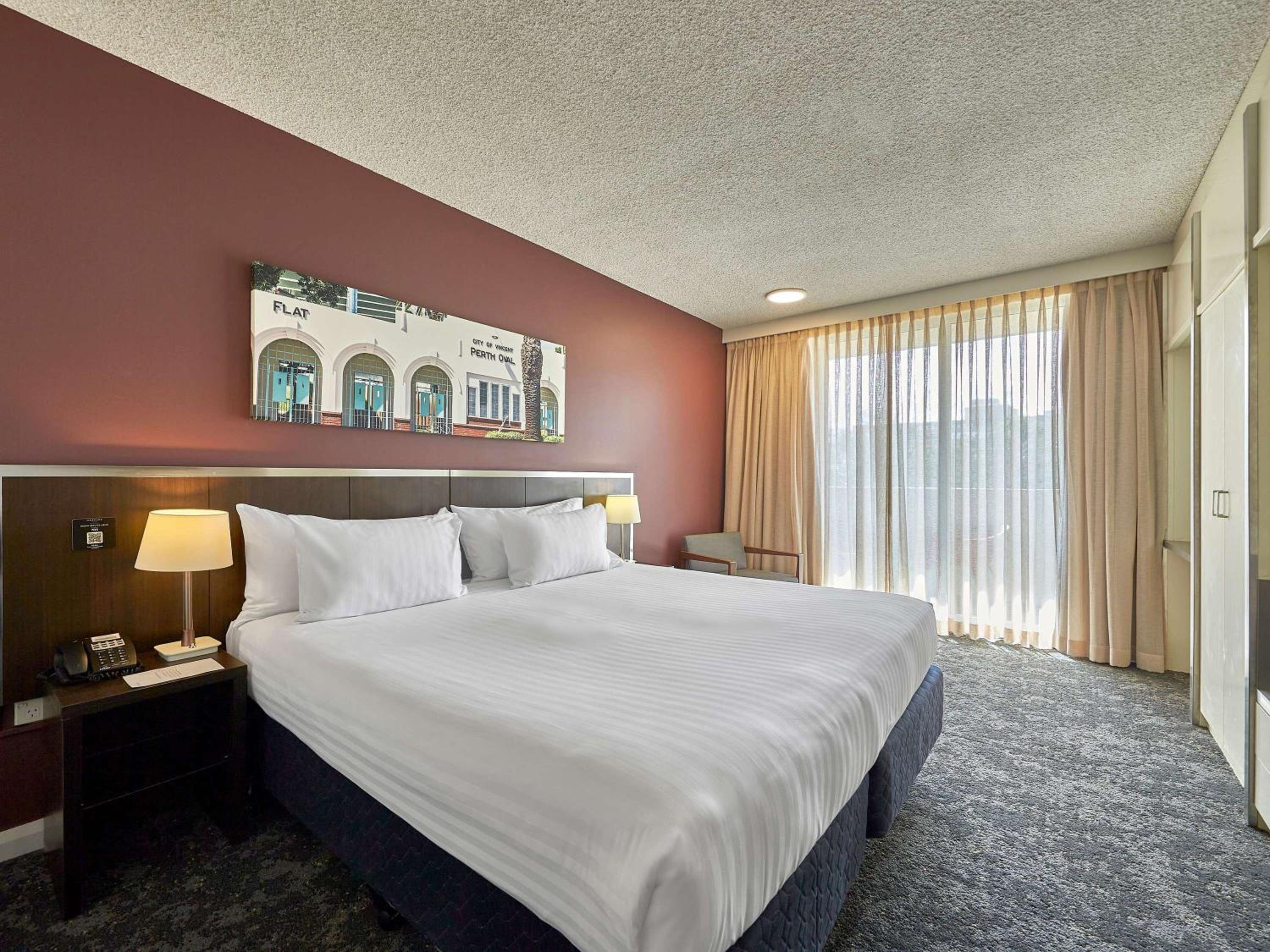 Deluxe King Room with Balcony - Photo 3