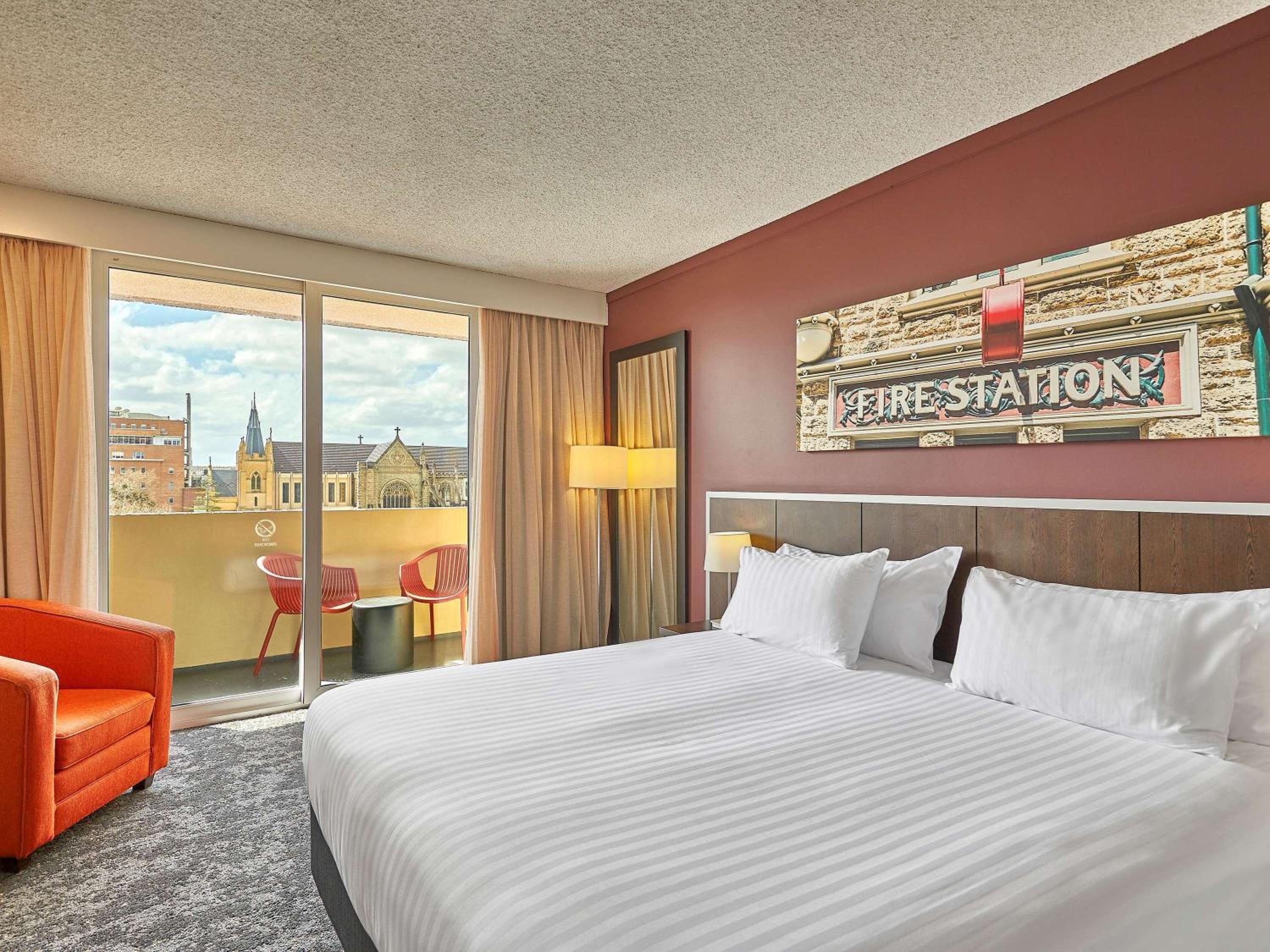 Deluxe King Room with Balcony - Photo 8