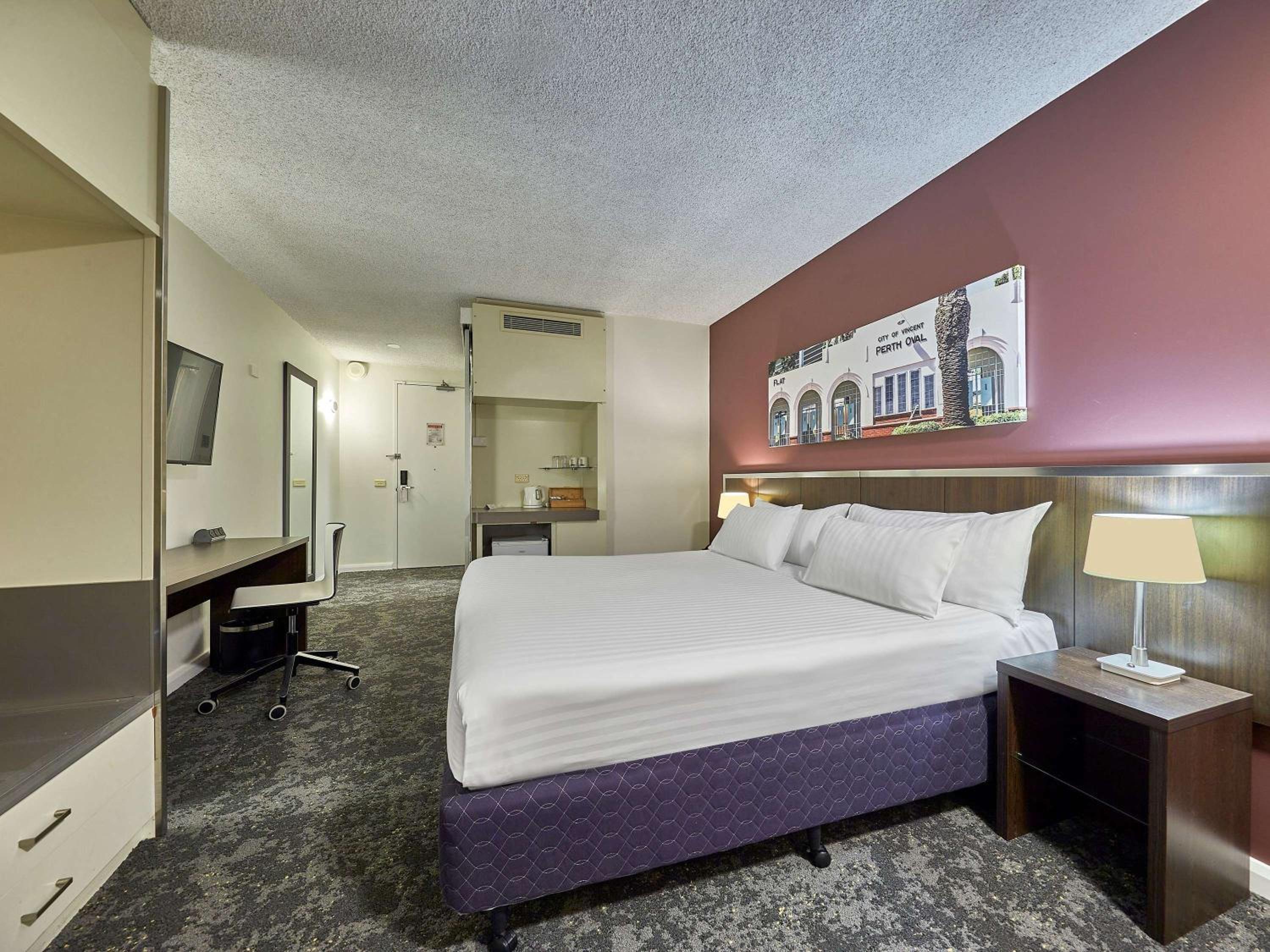 Deluxe King Room with Balcony - Photo 1