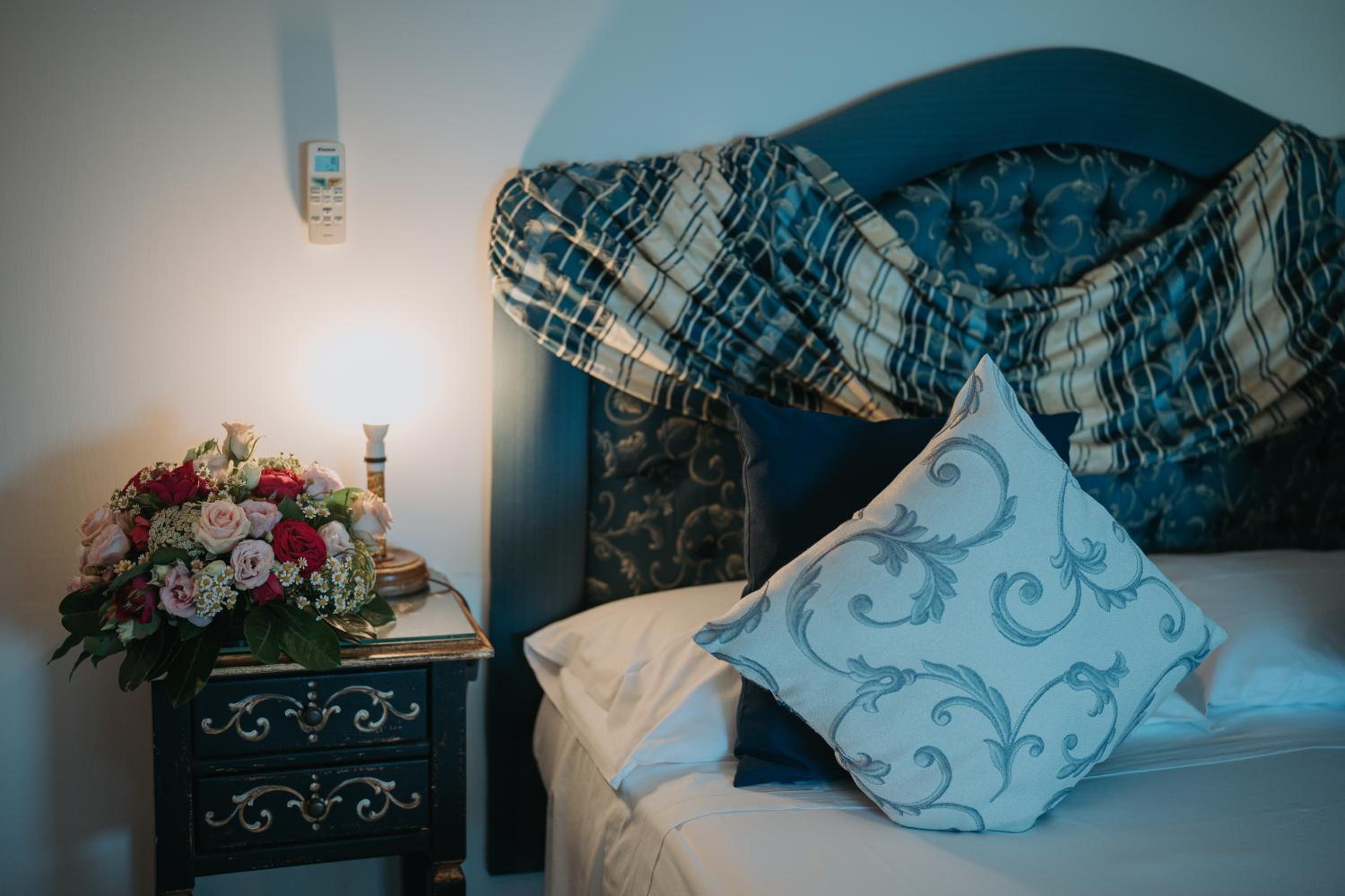Superior Double Room with Balcony and Partial Sea View - Photo 2
