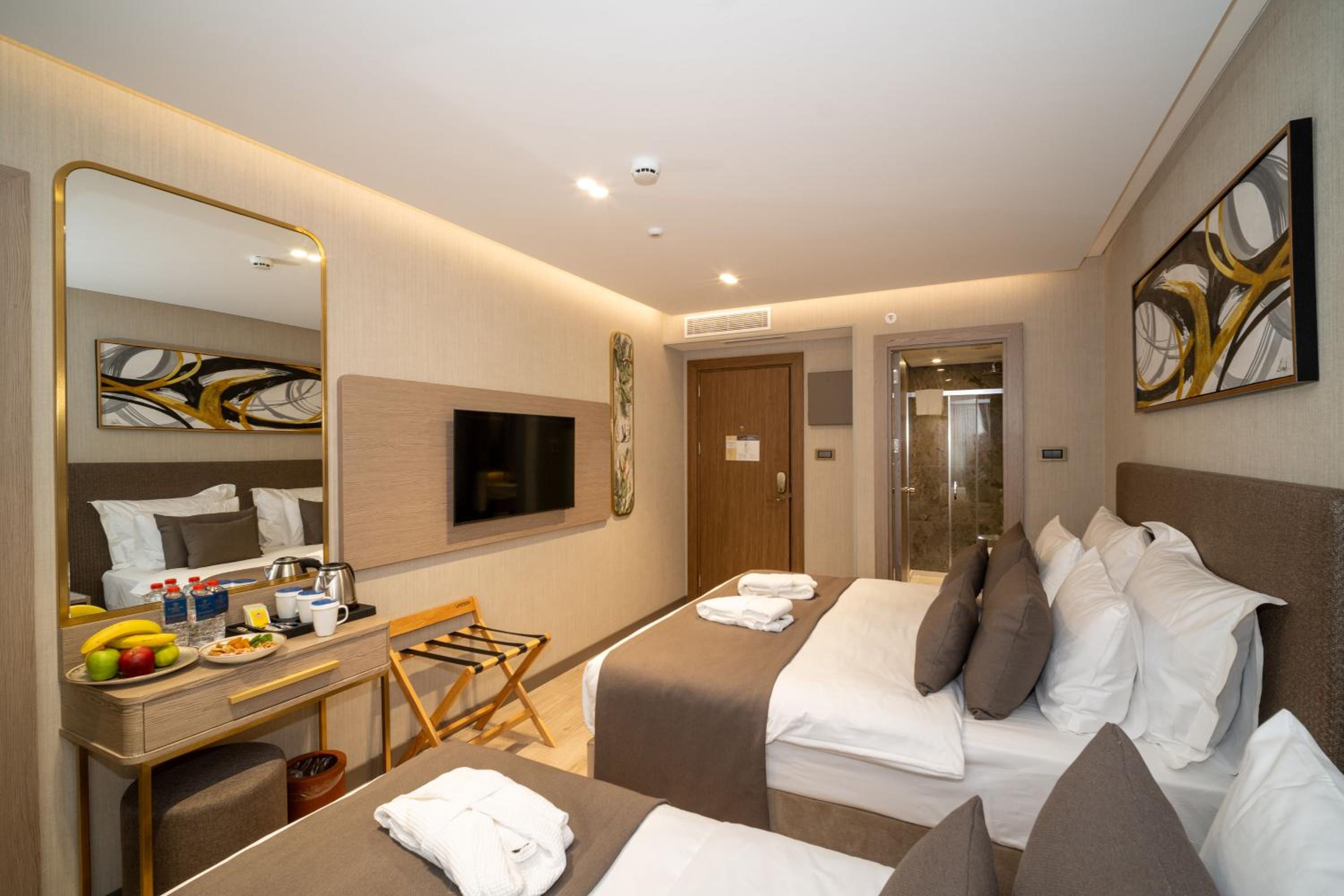Superior Family Room photo 1