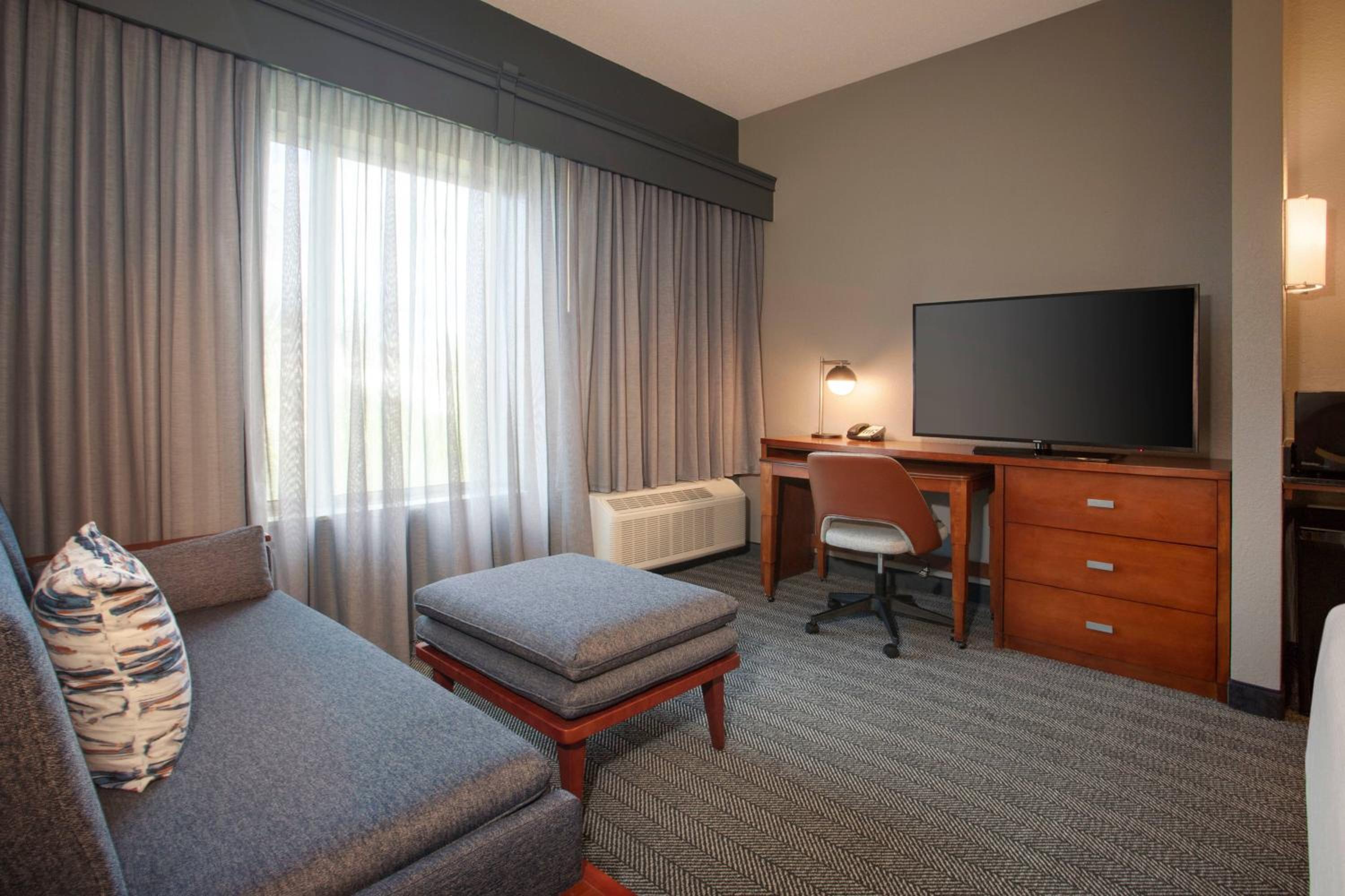 King Room with Sofa Bed - Photo 3