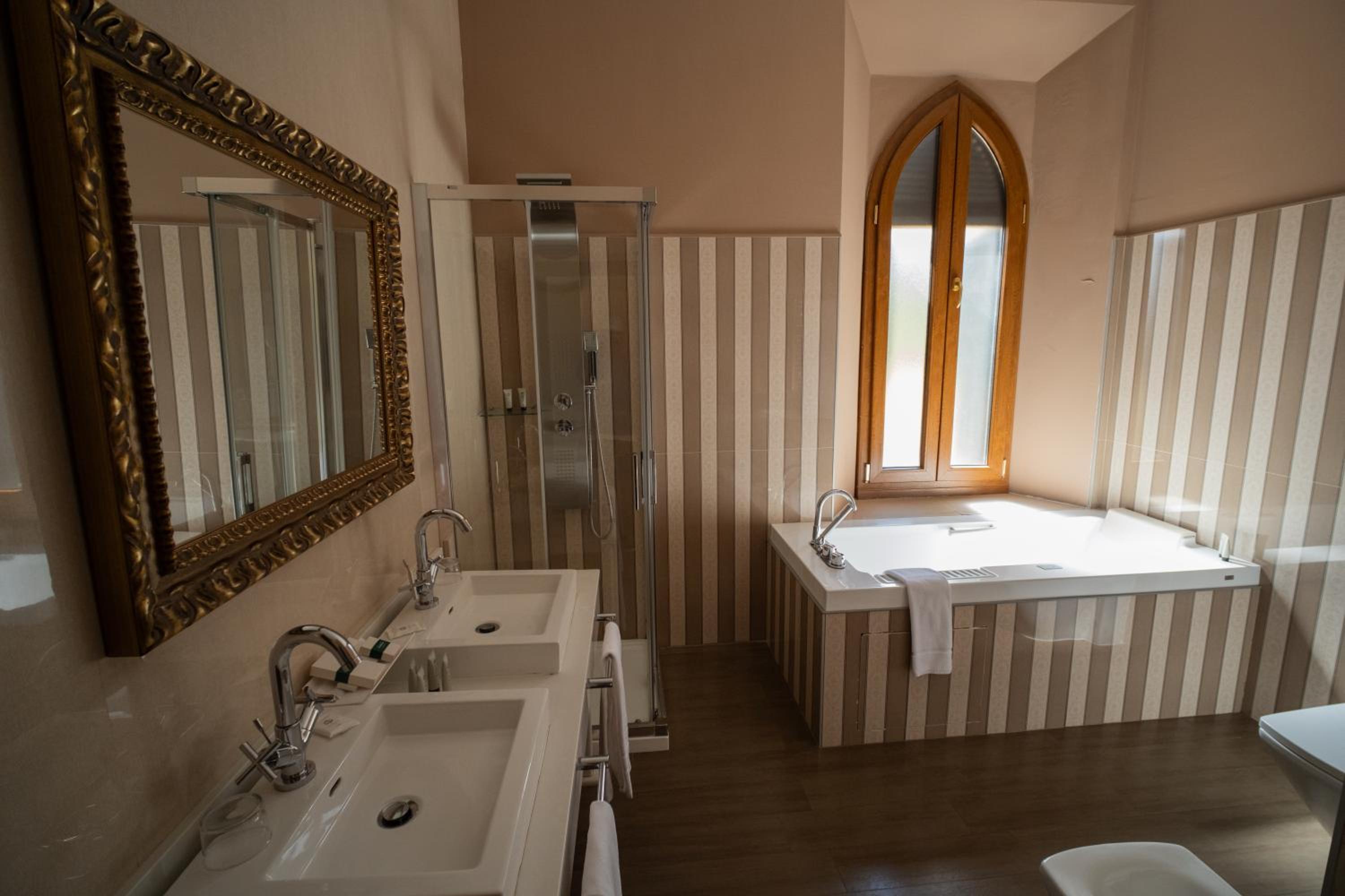 Deluxe Double Room with Balcony photo 2