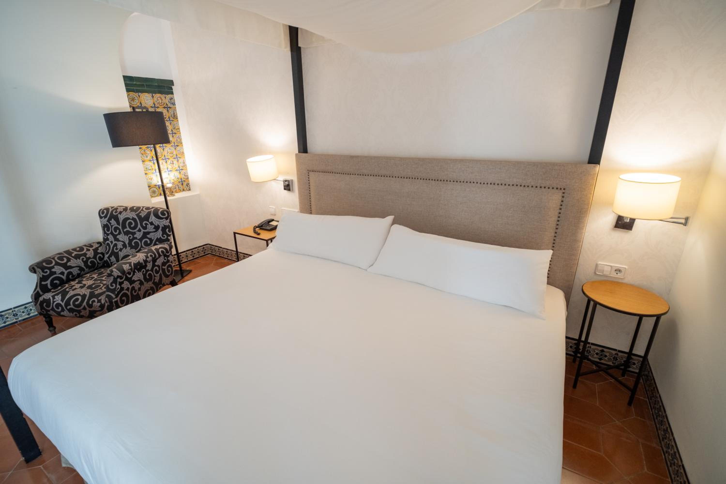 Deluxe Double Room with Balcony photo 3