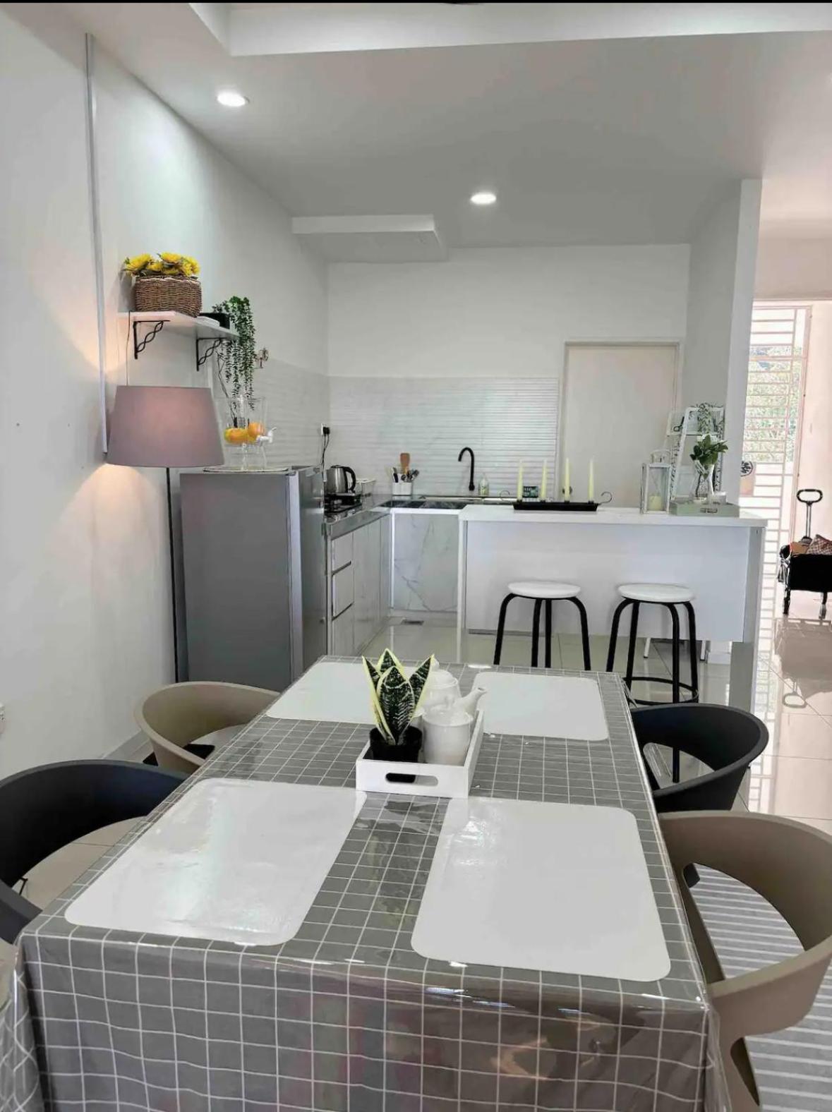 Three-Bedroom Apartment photo 2