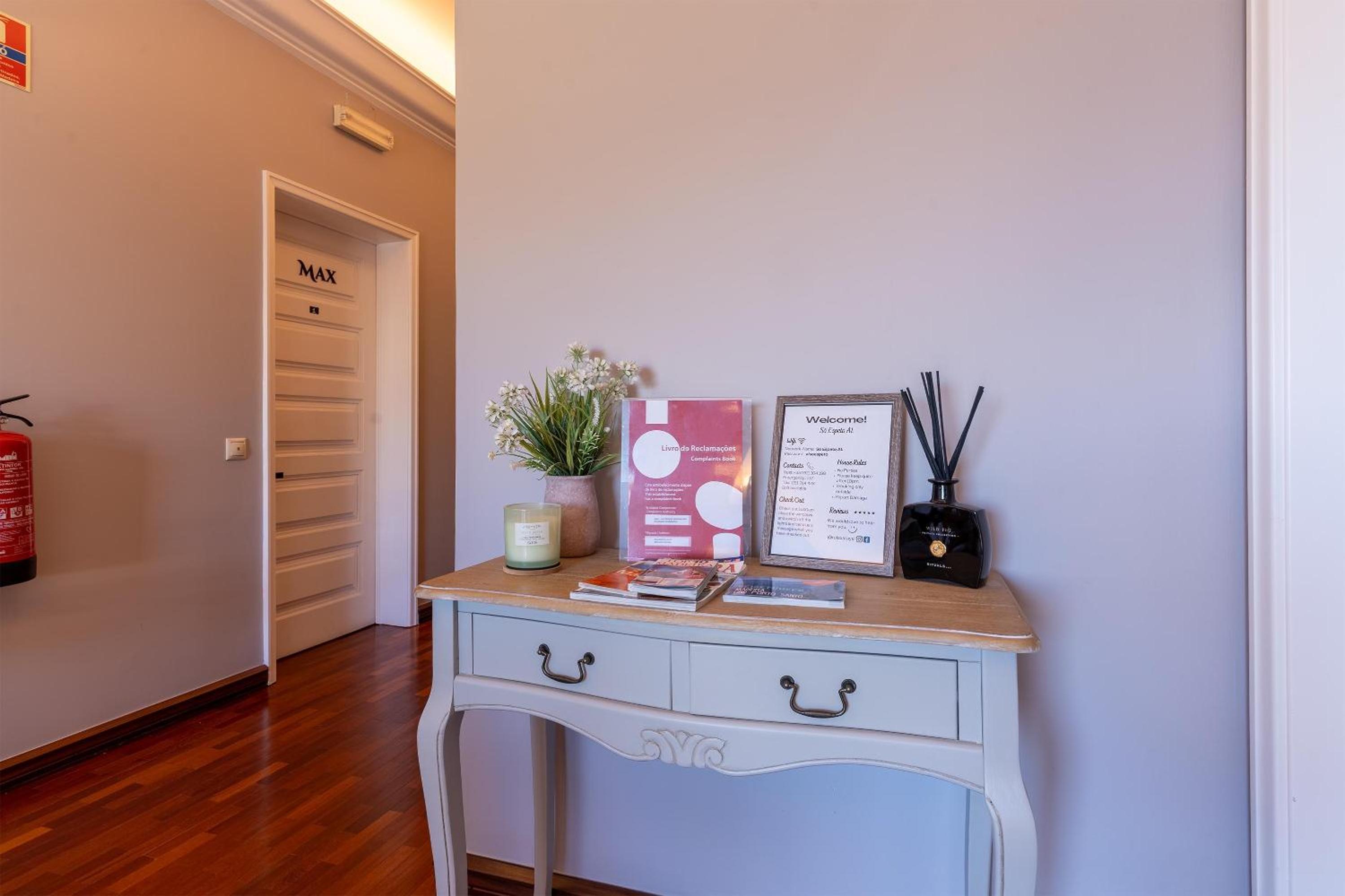 Twin Room with Private Bathroom photo 2