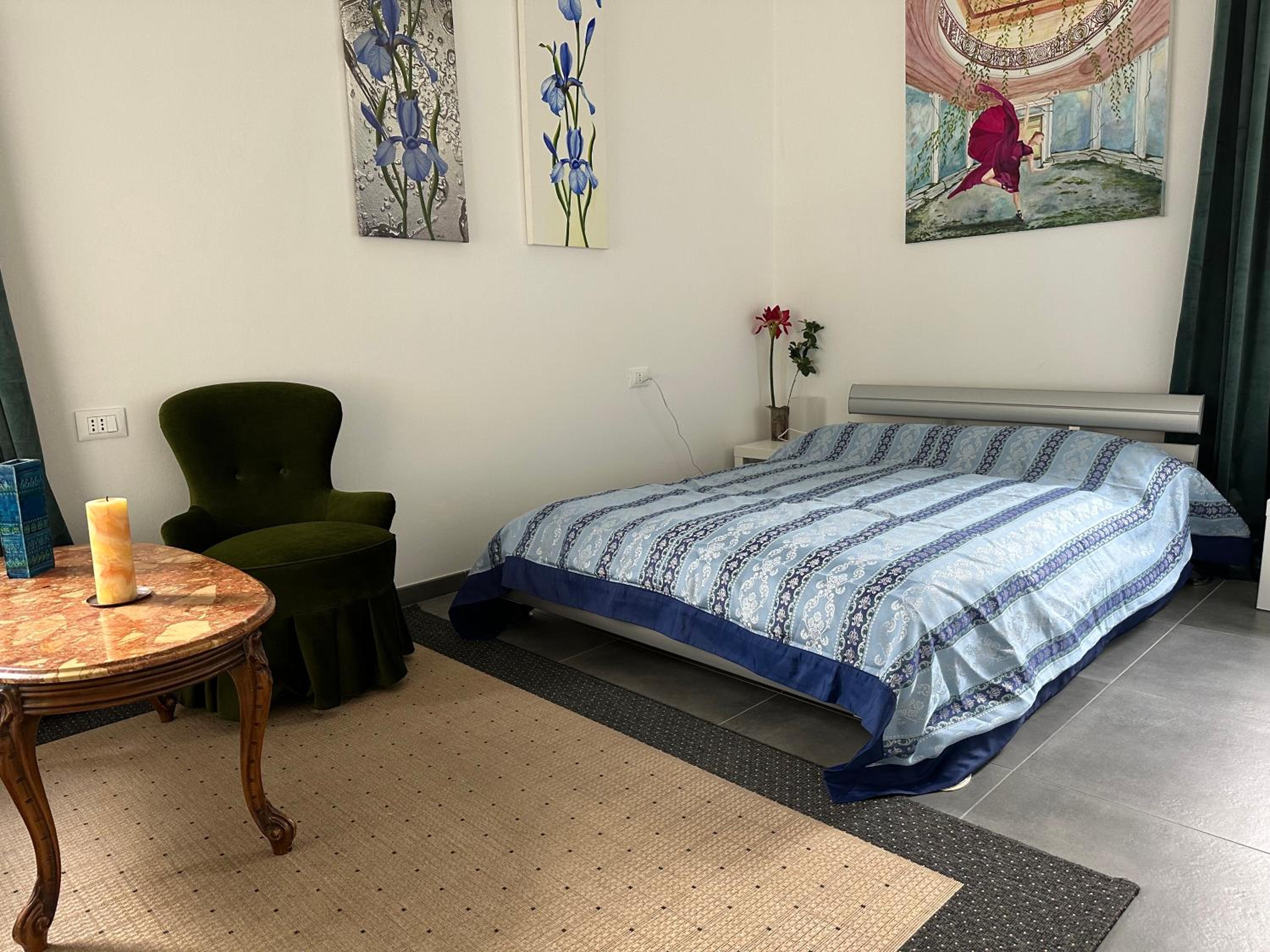 Three-Bedroom Apartment with Balcony photo 3