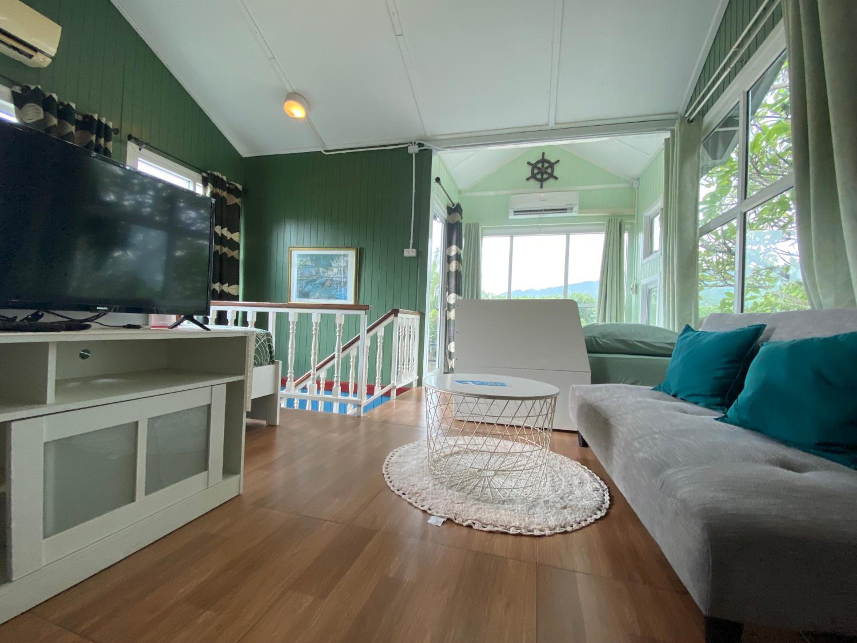 Superior Bungalow - Photo 13