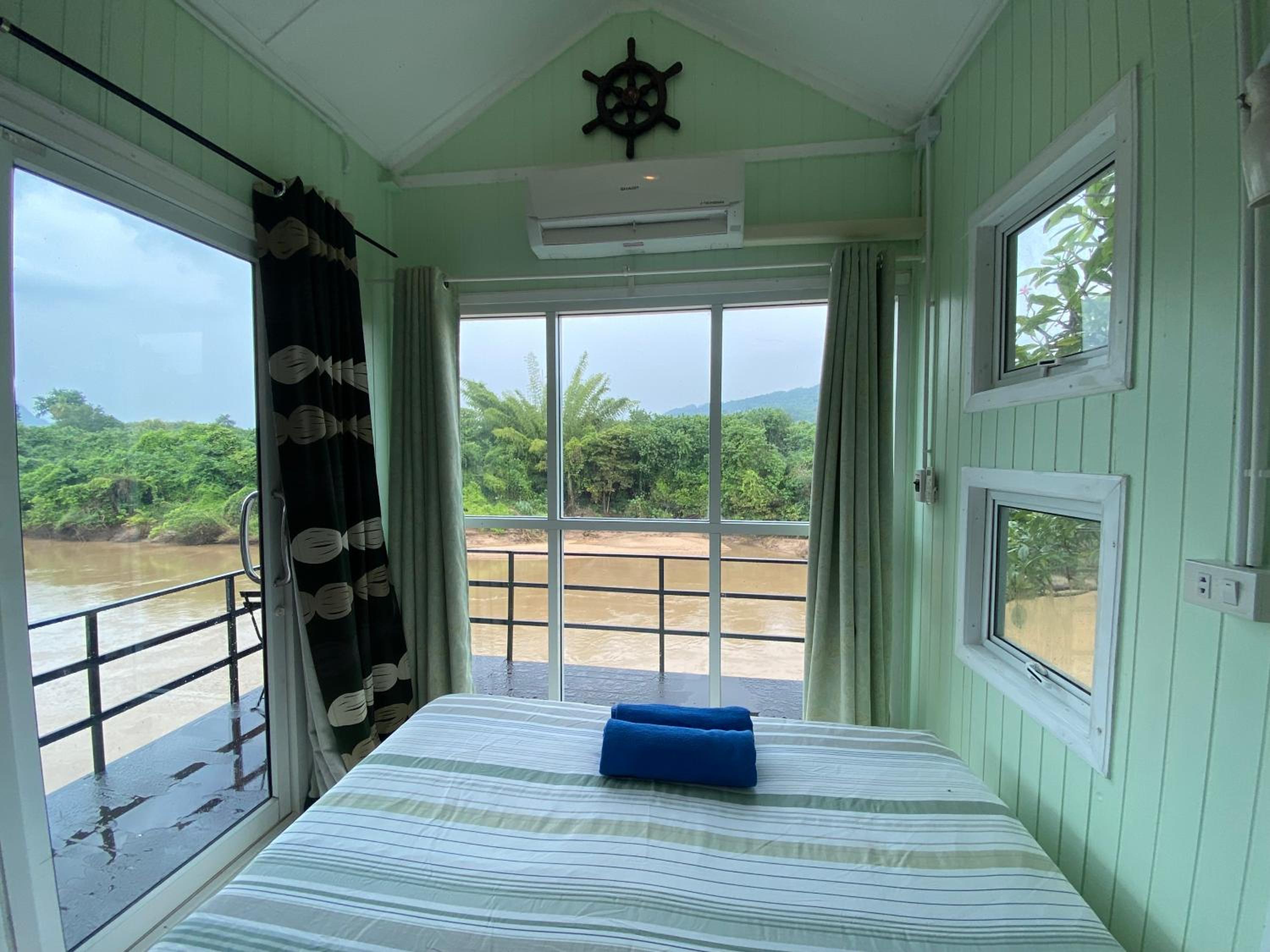 Superior Bungalow - Photo 3