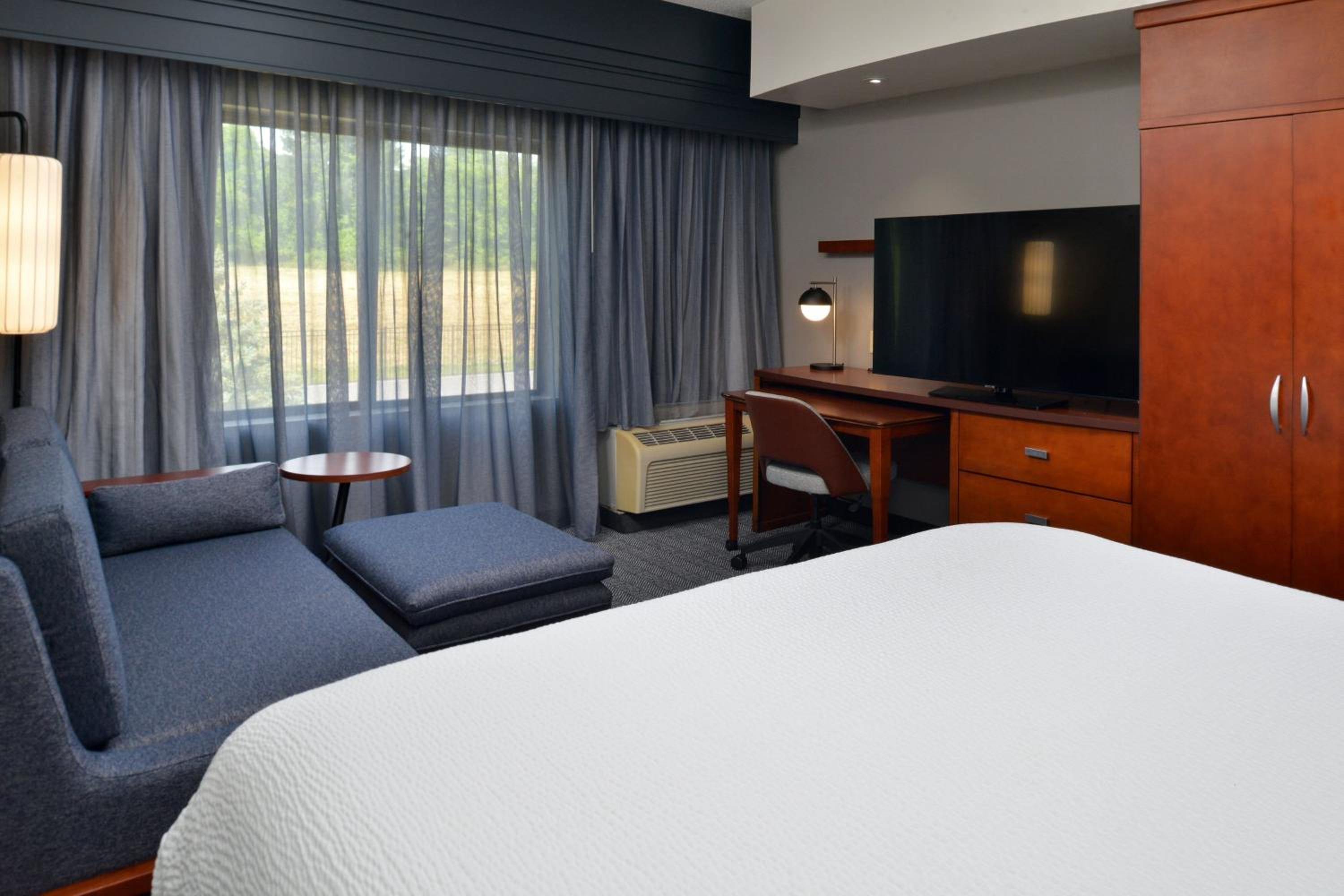King Room with Sofa Bed - Photo 5