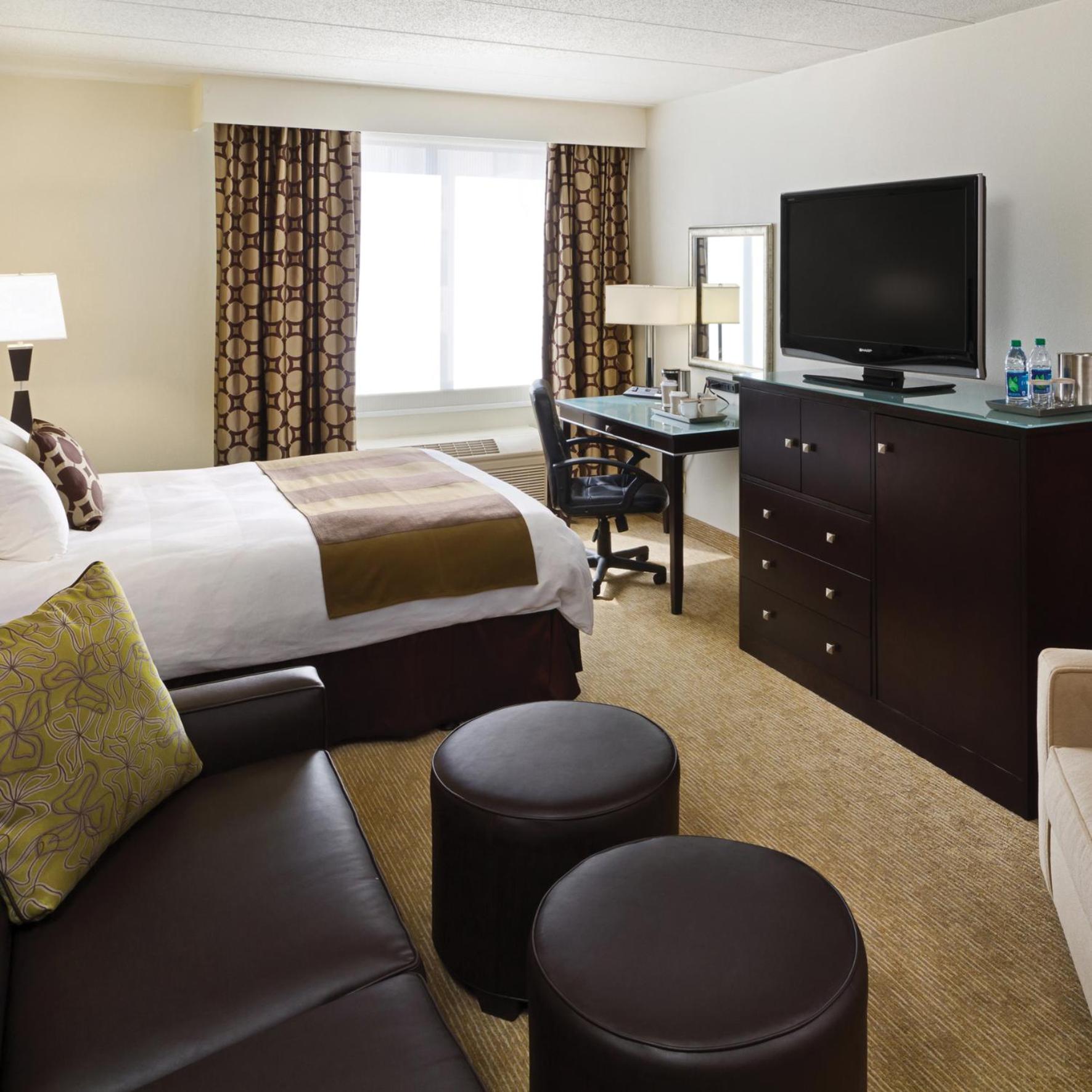 Executive Queen Room with Sofa Bed - Non-Smoking - Photo 1