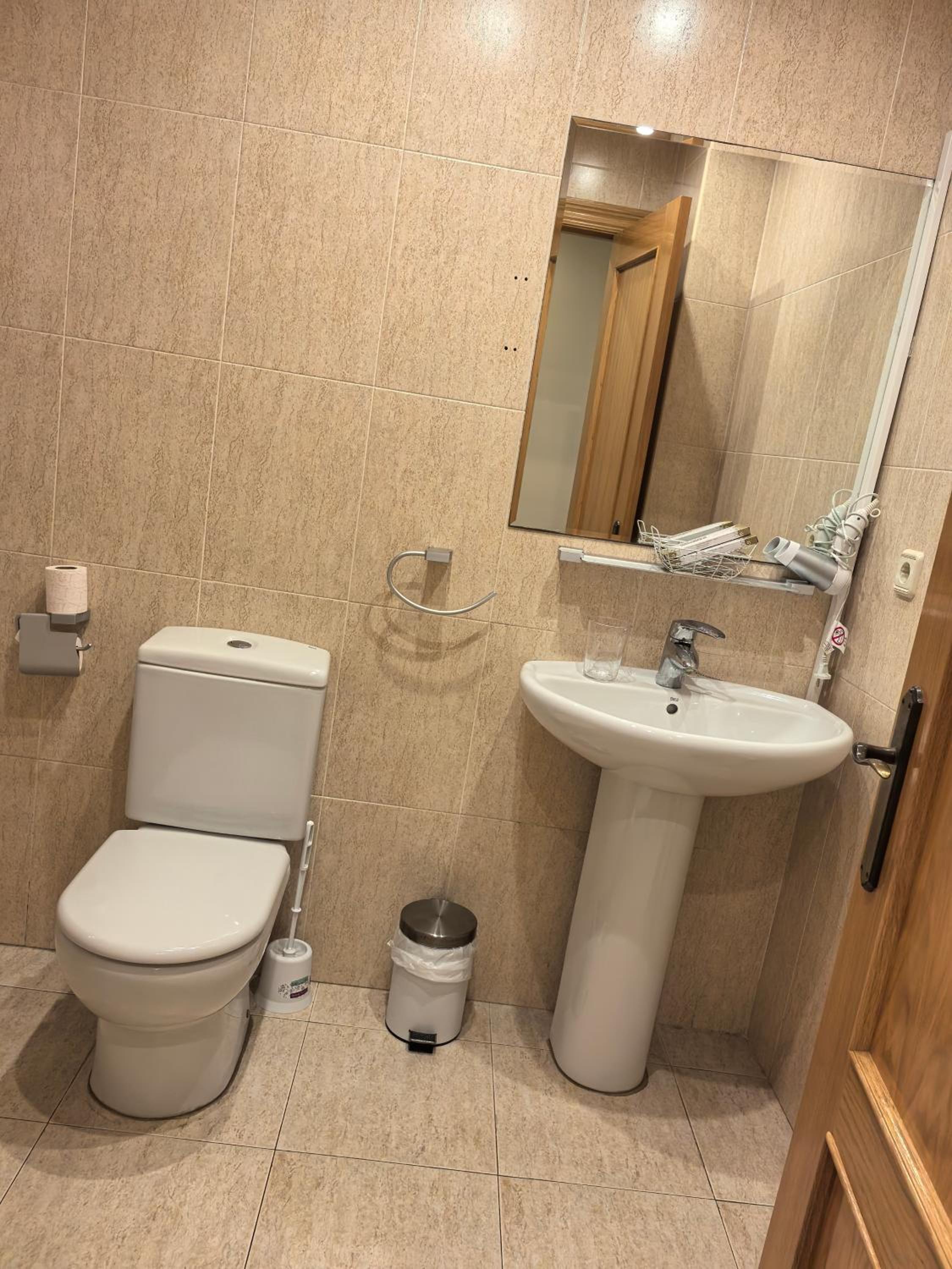Deluxe Queen Room - Photo 2