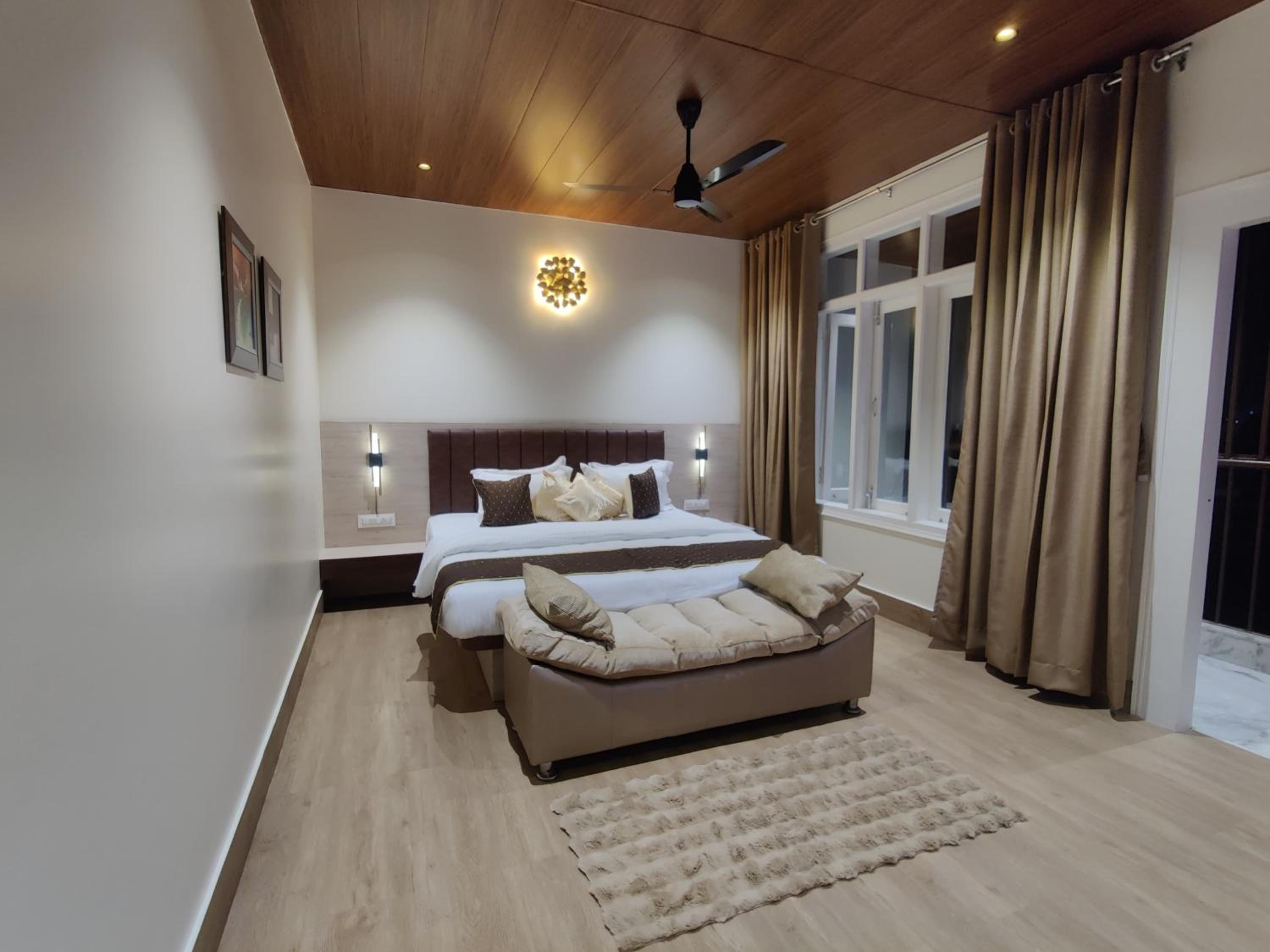 Deluxe Double Room (2 Adults + 1 Child) photo 1
