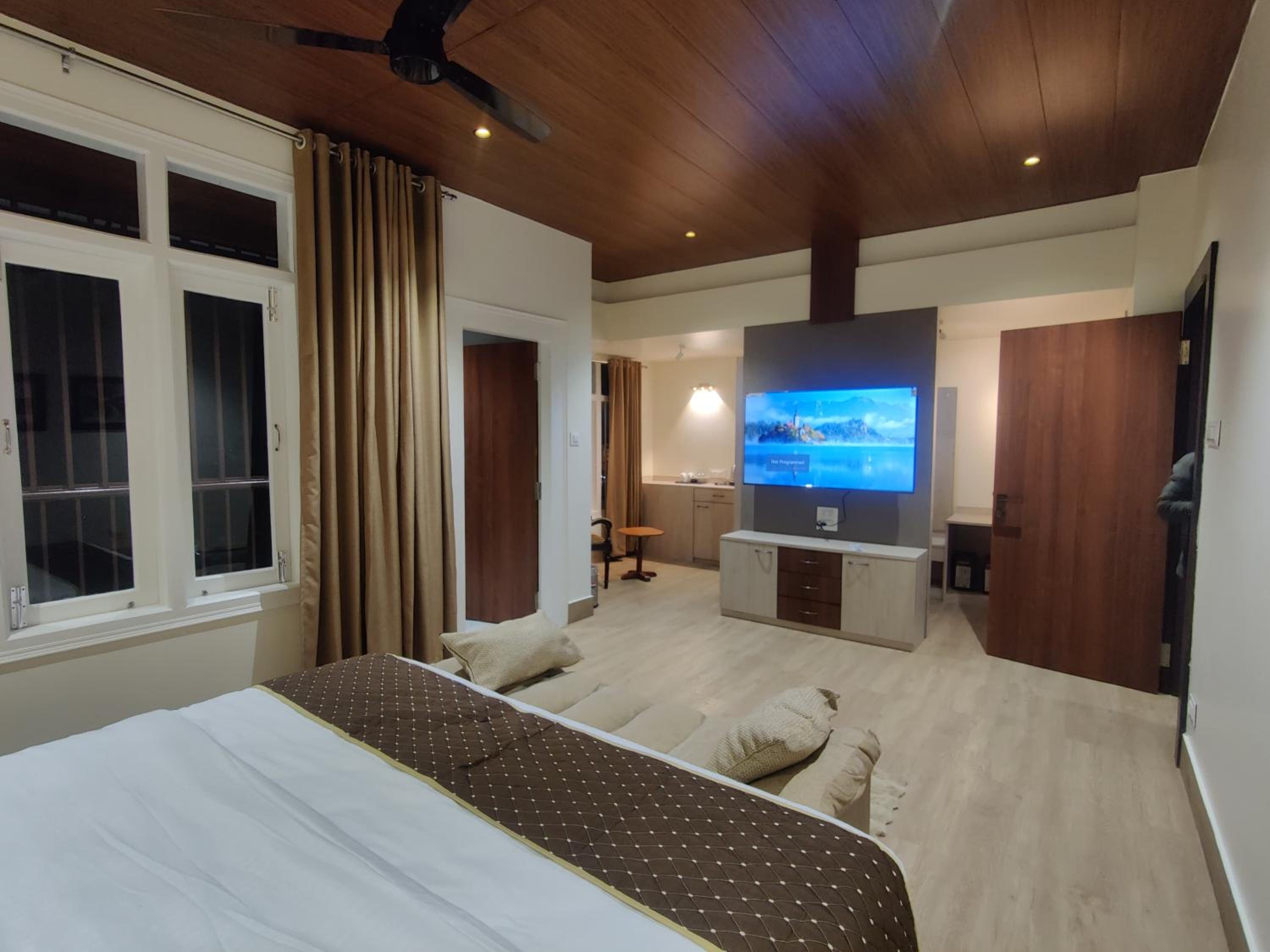 Deluxe Double Room With Balcony photo 2