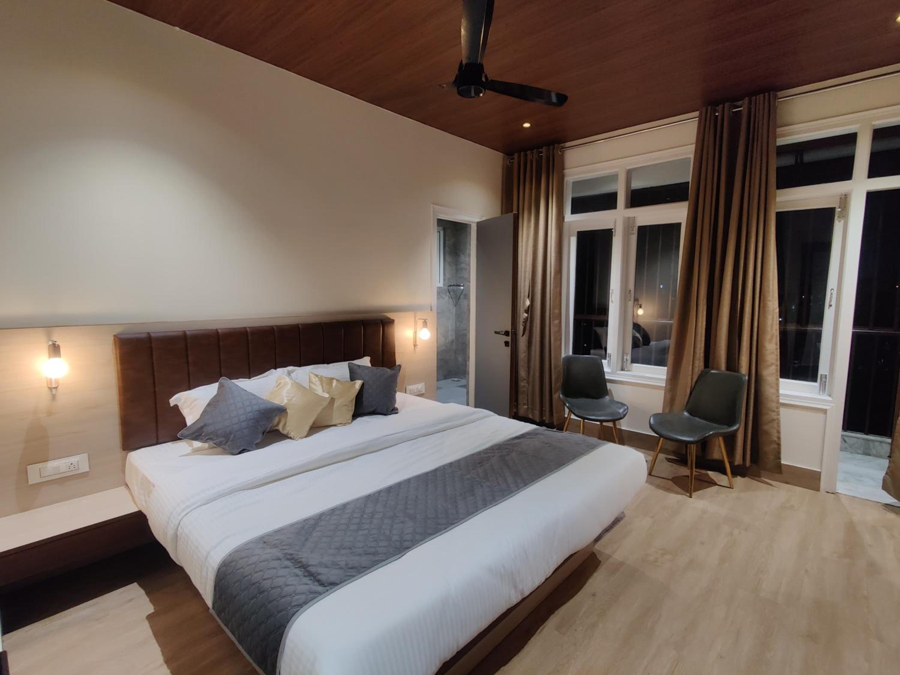 Deluxe Double Room (2 Adults + 1 Child) photo 3