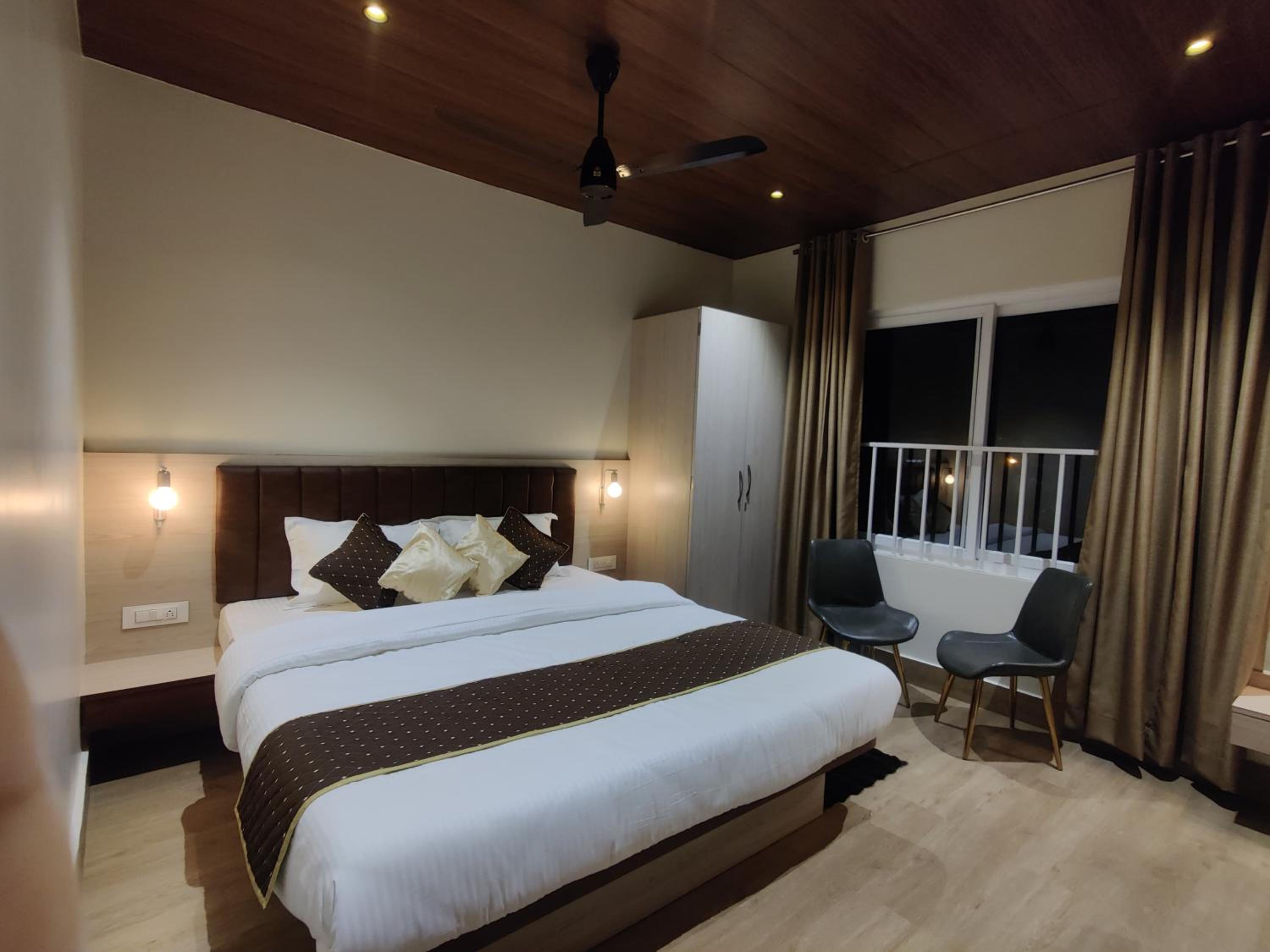 Deluxe Double Room (2 Adults + 1 Child) photo 2