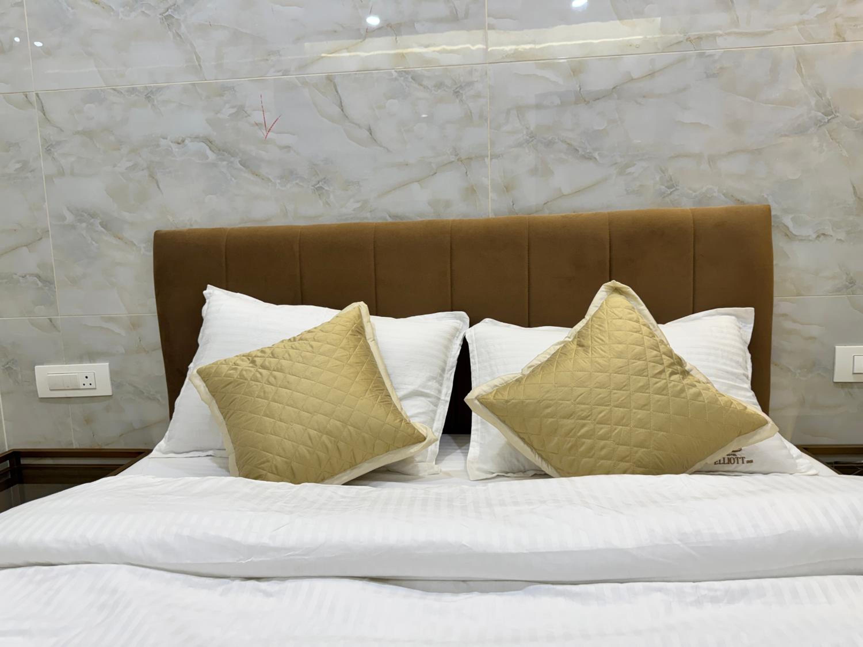Large Double Room - Photo 6