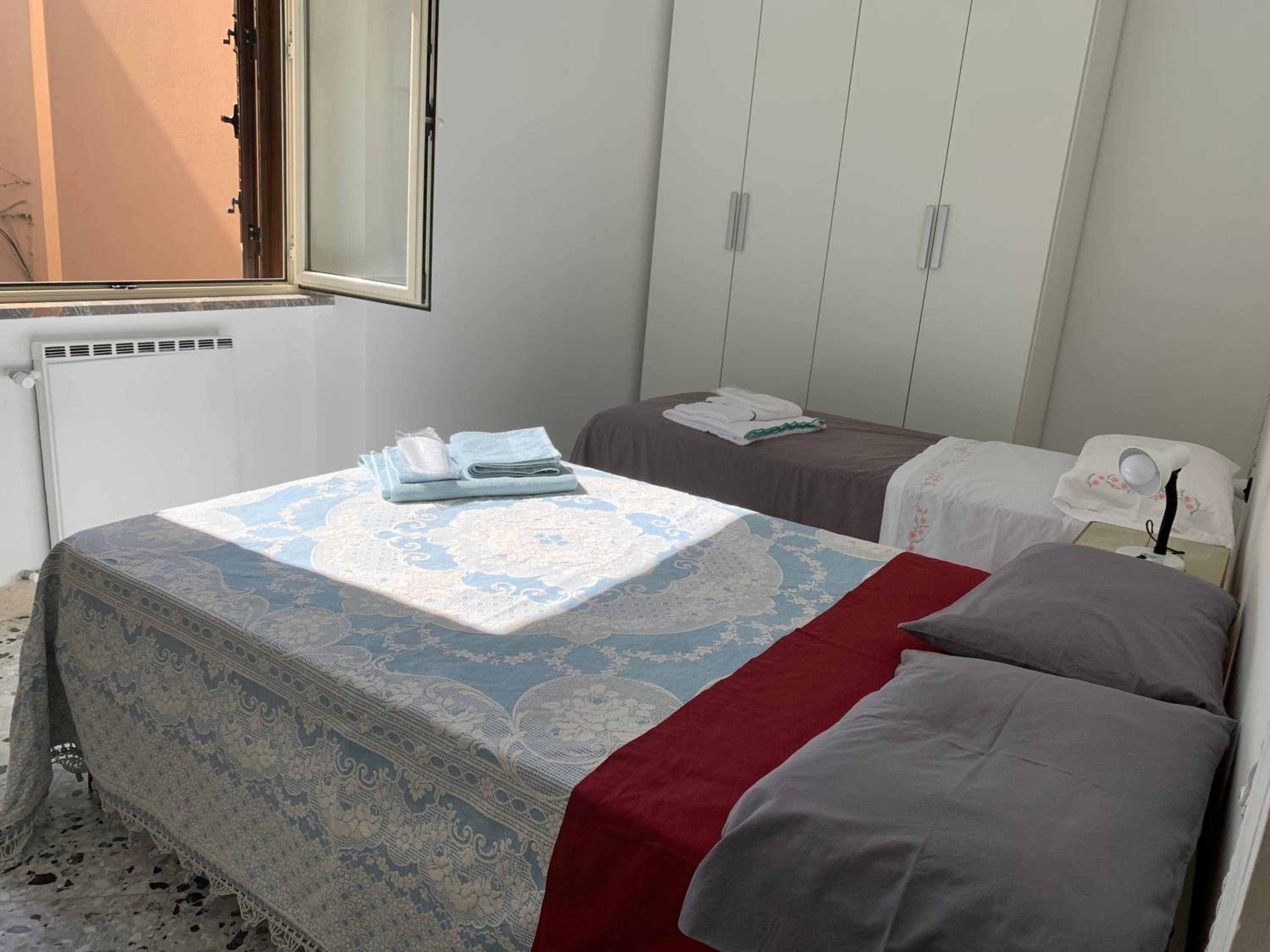 Deluxe Room (2 Adults + 1 Child) - Photo 2
