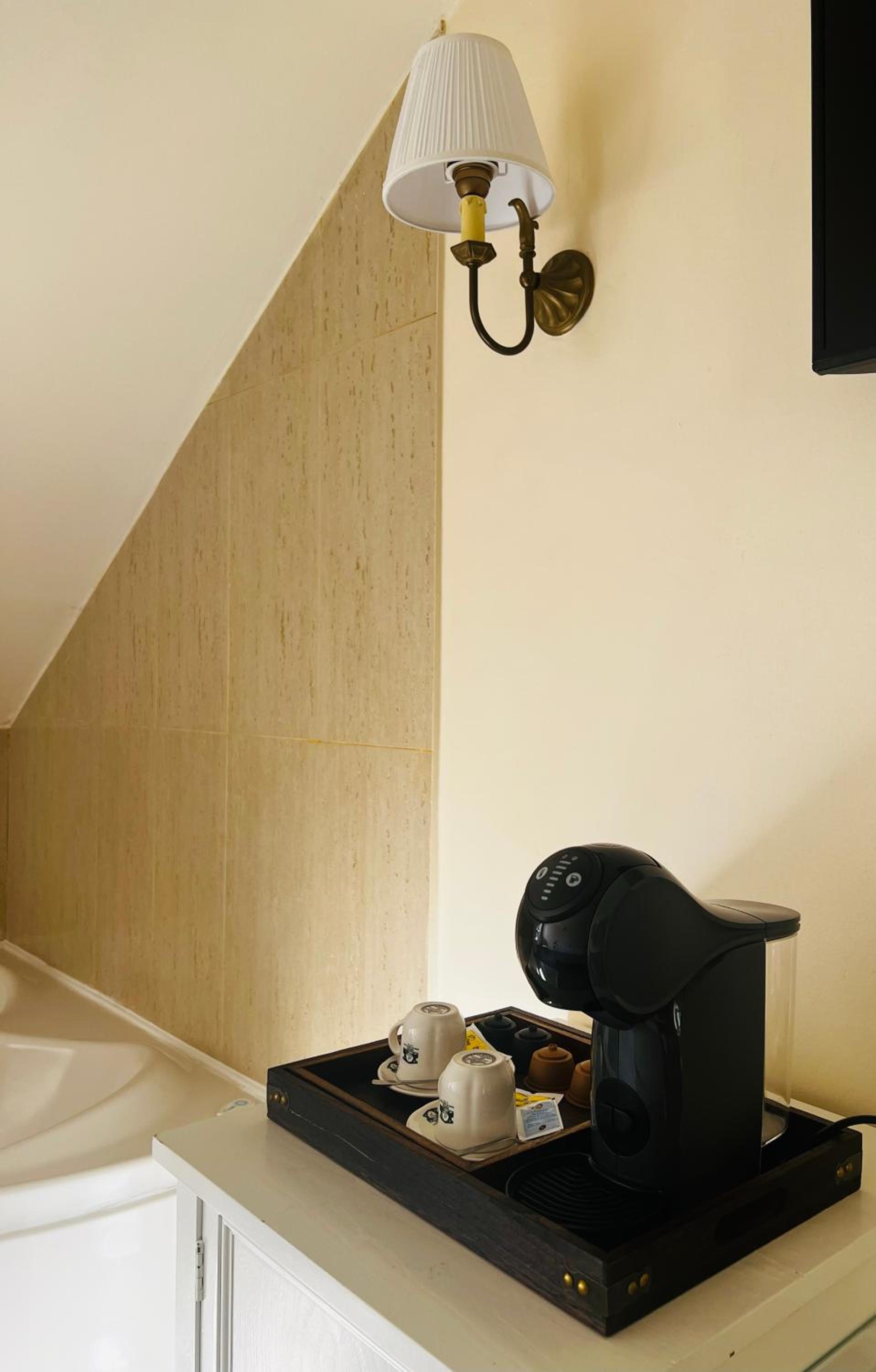 Deluxe Suite with Spa Bath - Photo 4
