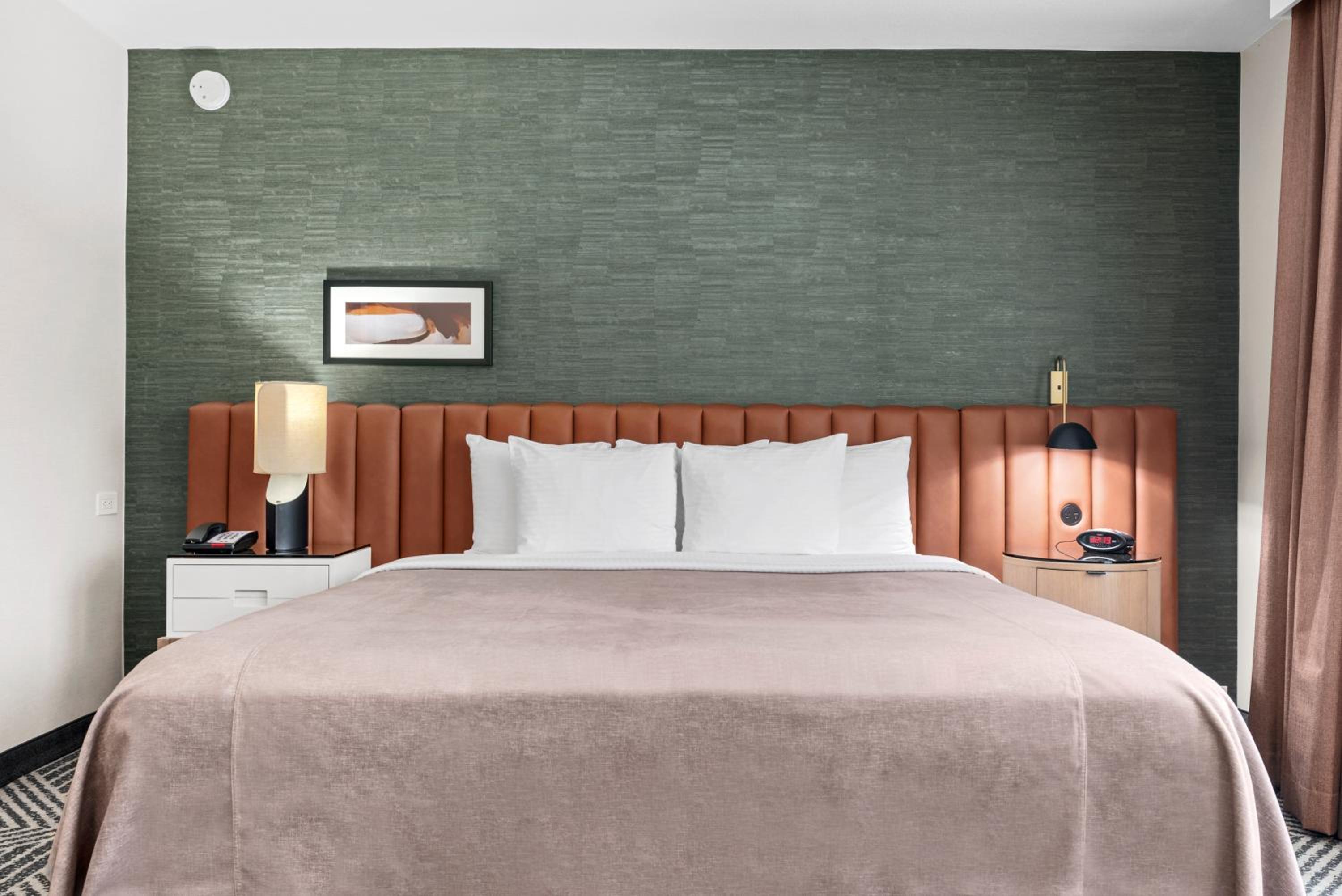Standard King Room photo 1