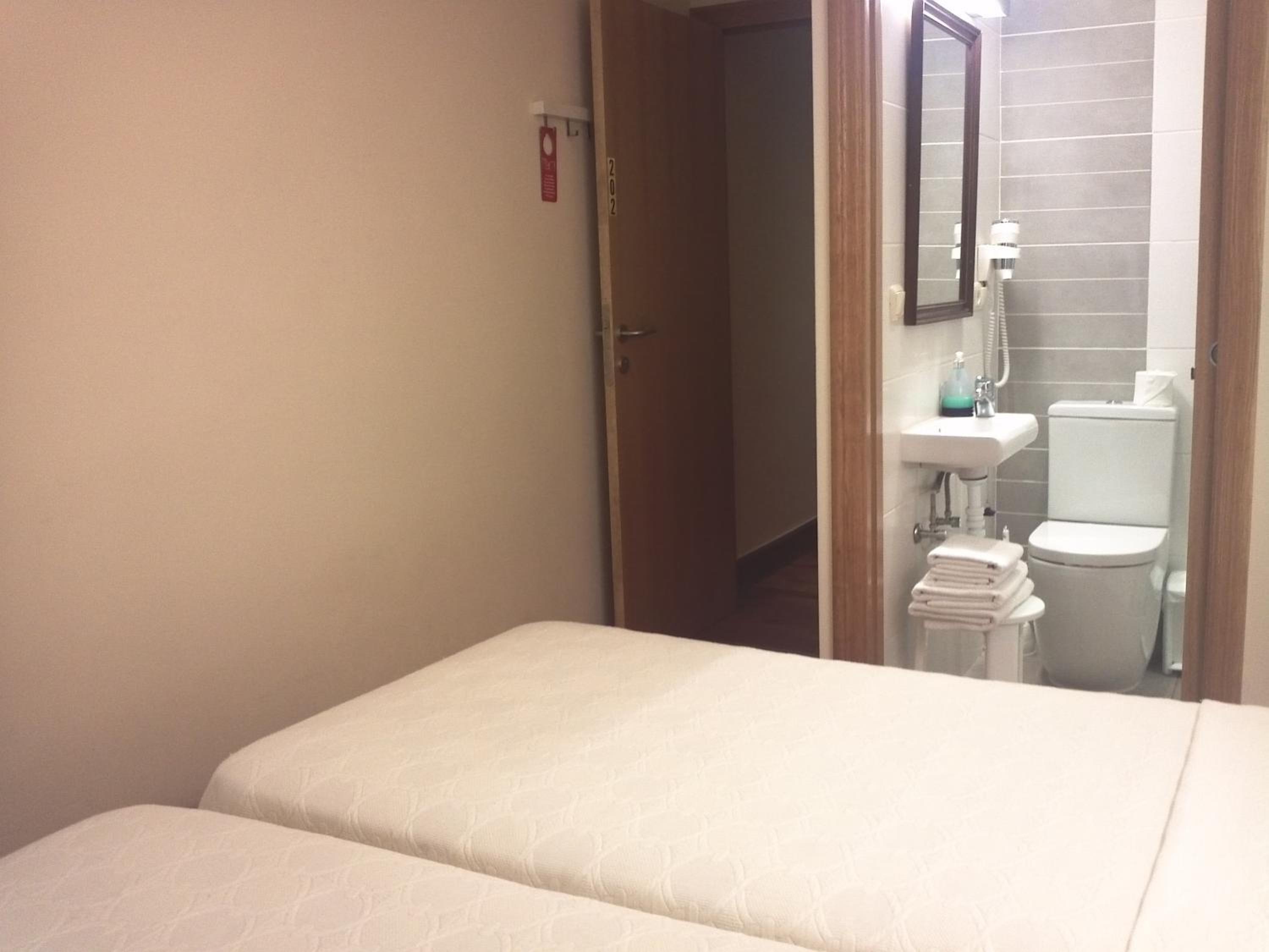 Twin Room with Private Bathroom photo 3
