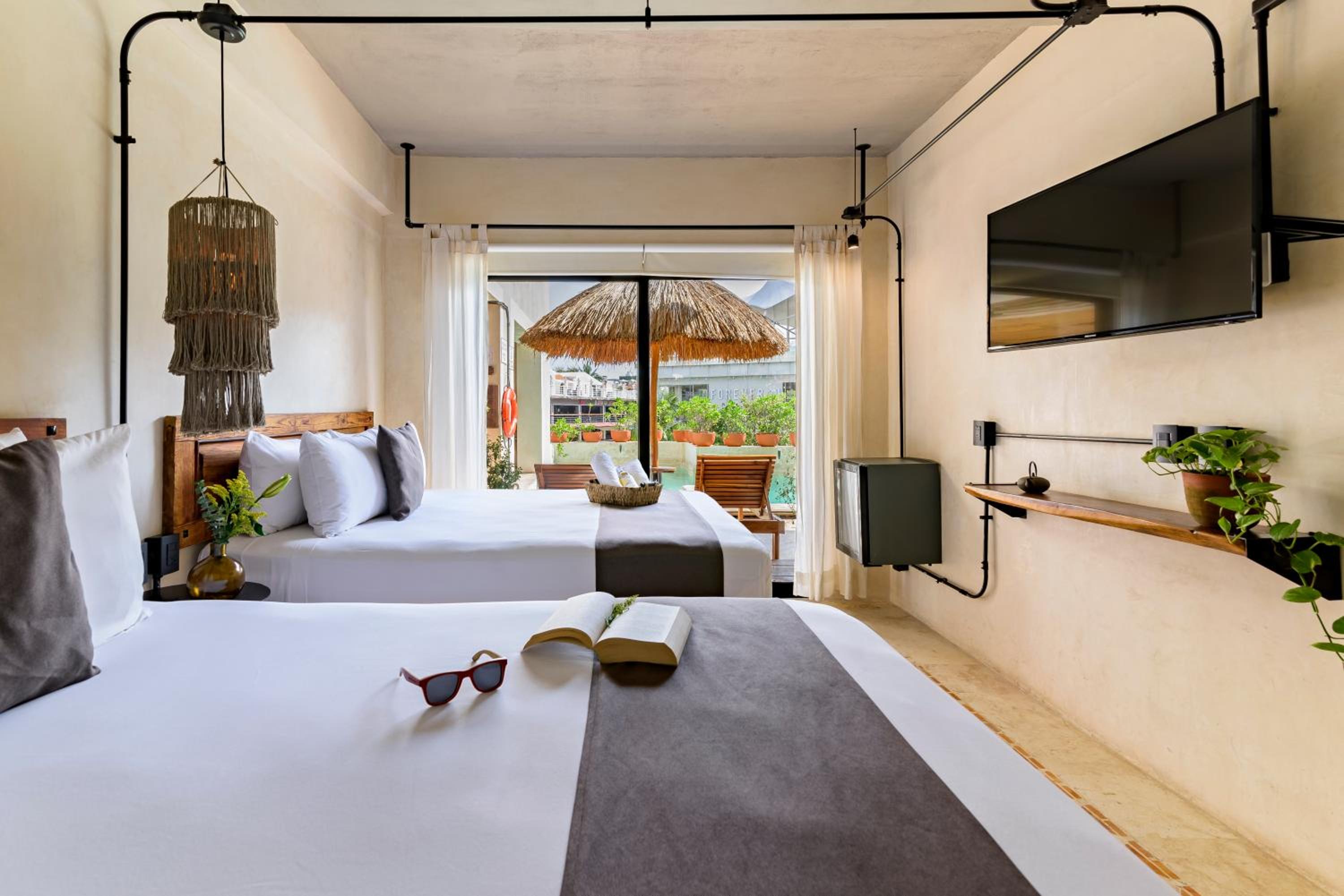 Double Room with Pool View - Photo 4