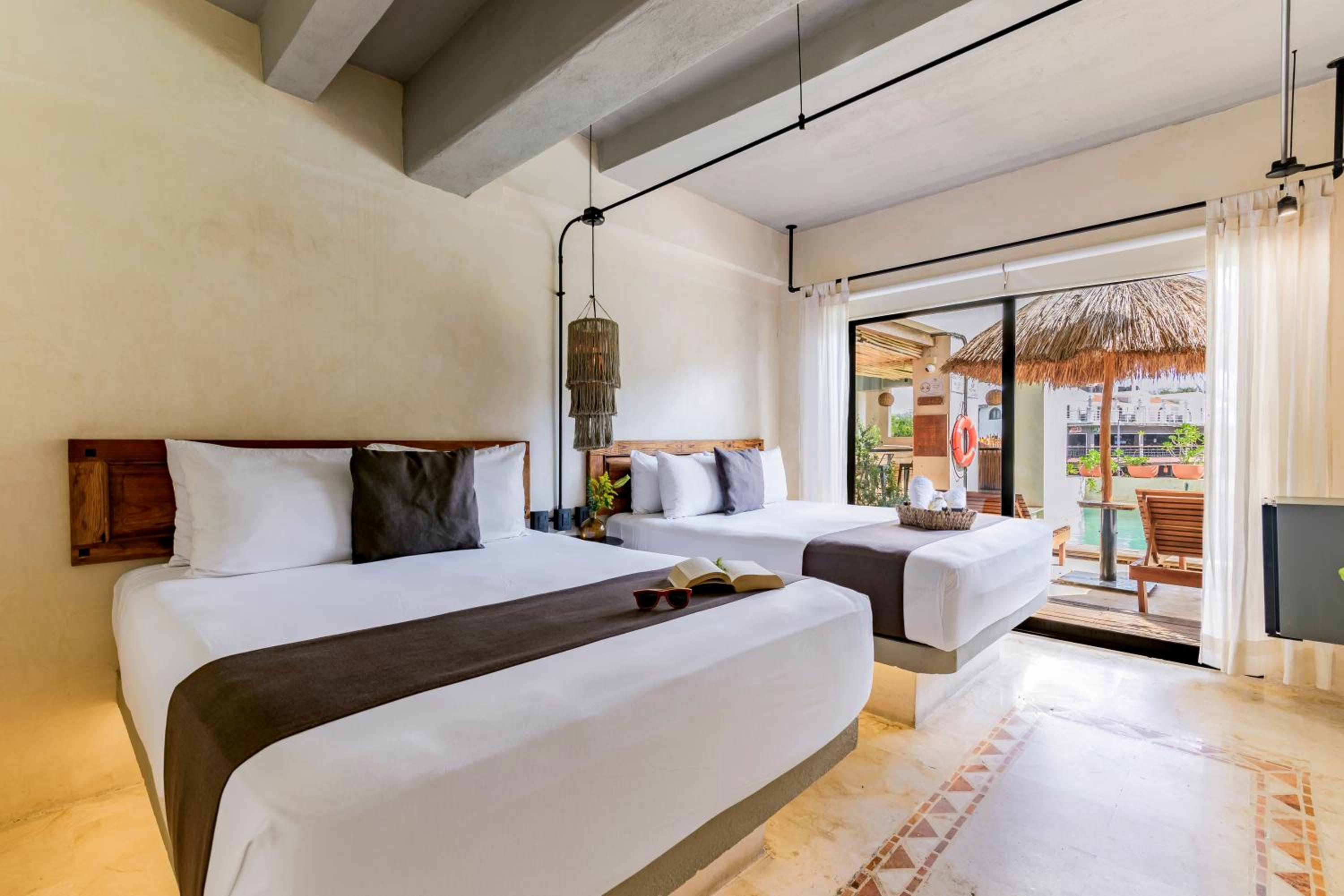 Double Room with Pool View - Photo 9