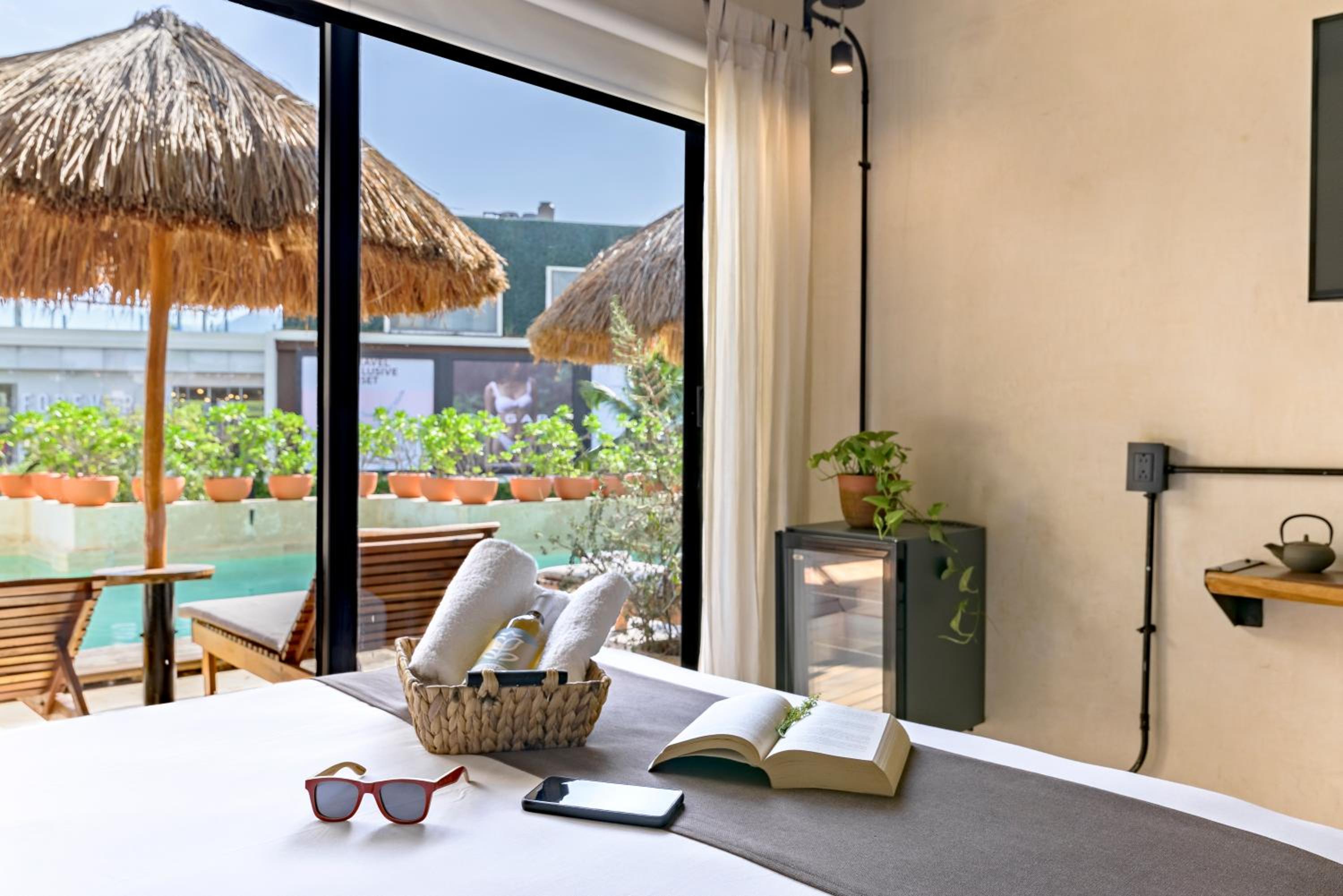 Double Room with Pool View - Photo 7
