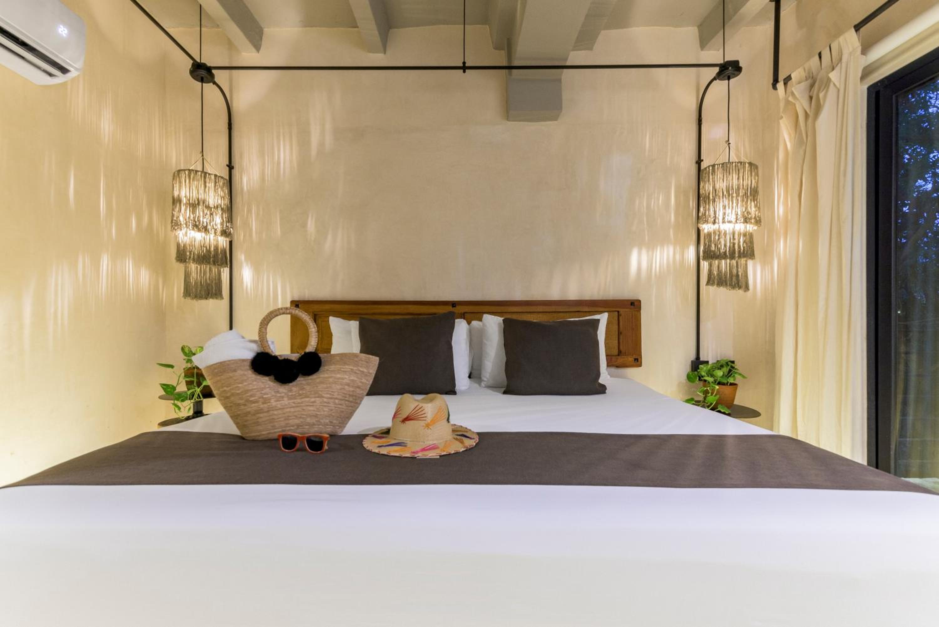 Deluxe Suite with Spa Bath - Photo 2