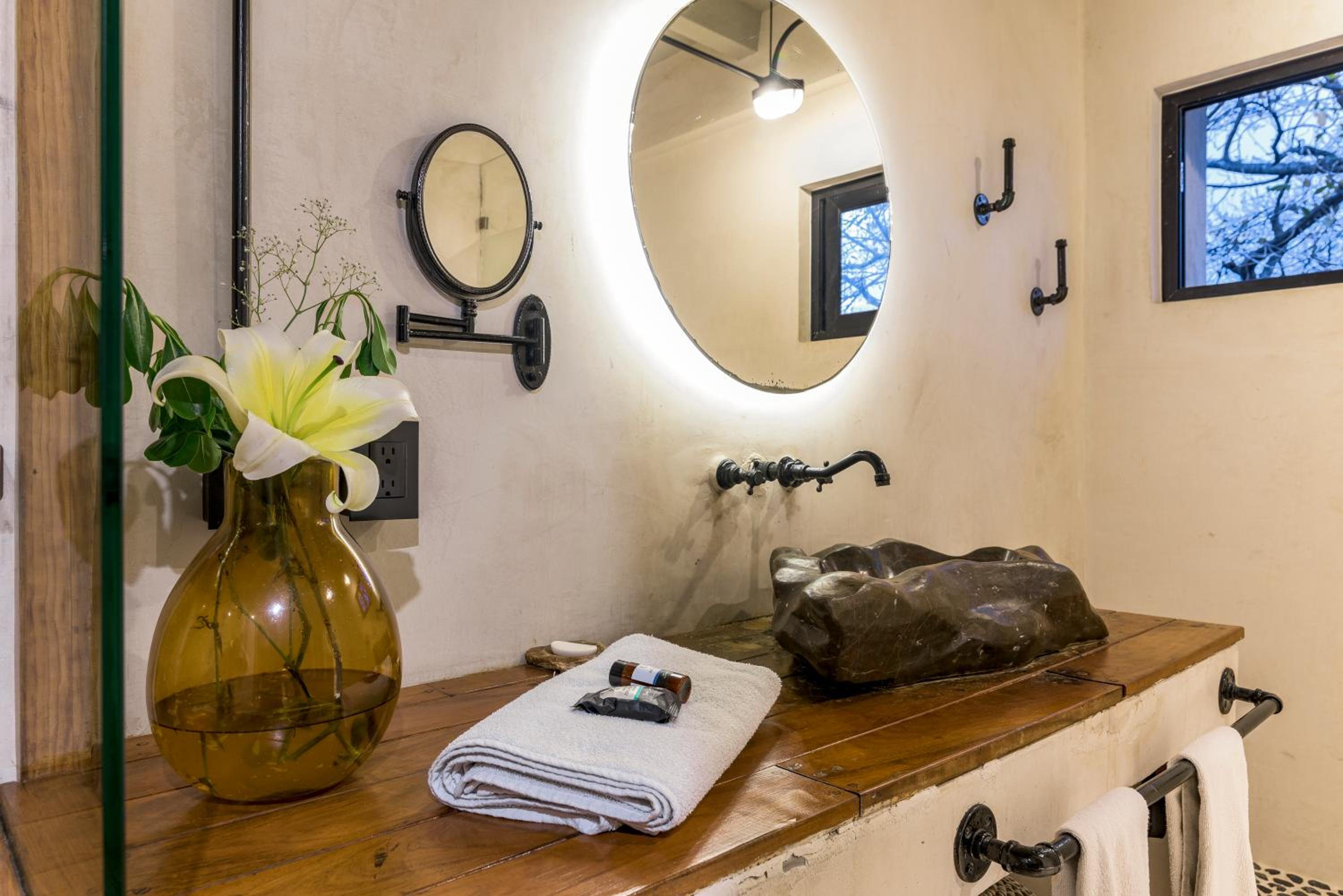 Deluxe Suite with Spa Bath - Photo 4