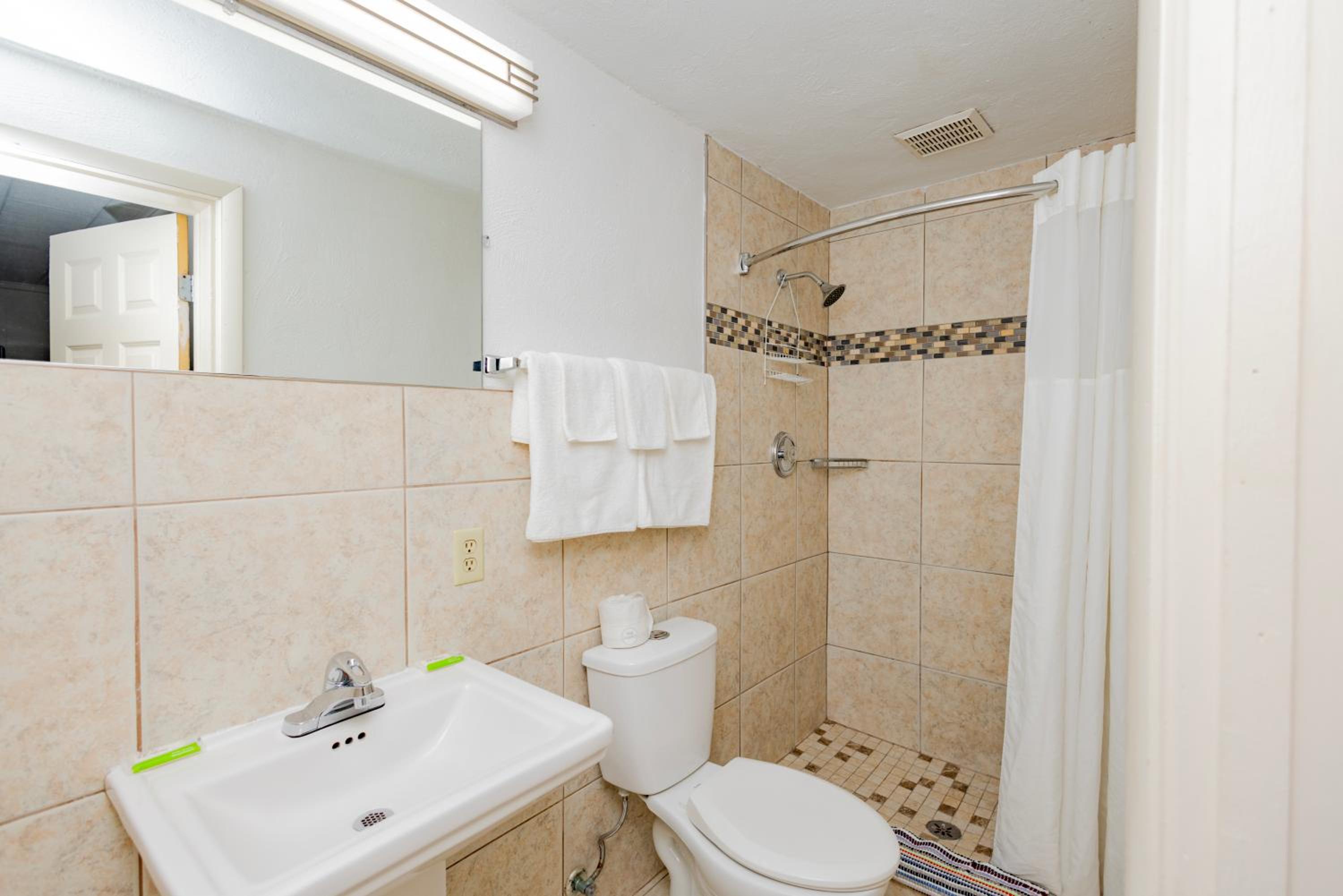 King Room - Non-Smoking - Photo 2