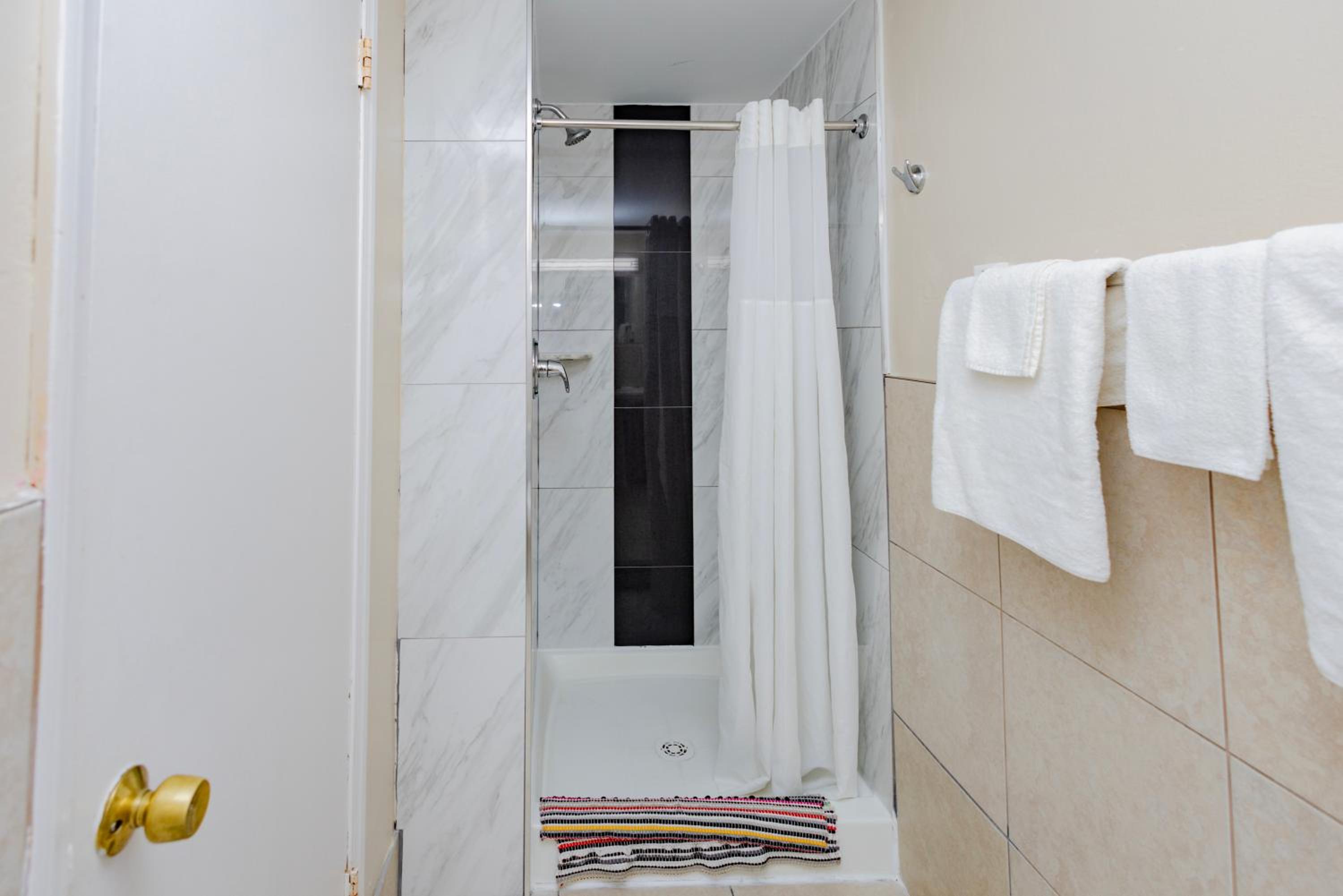 Double Room with Two Double Beds - Non-Smoking - Photo 12