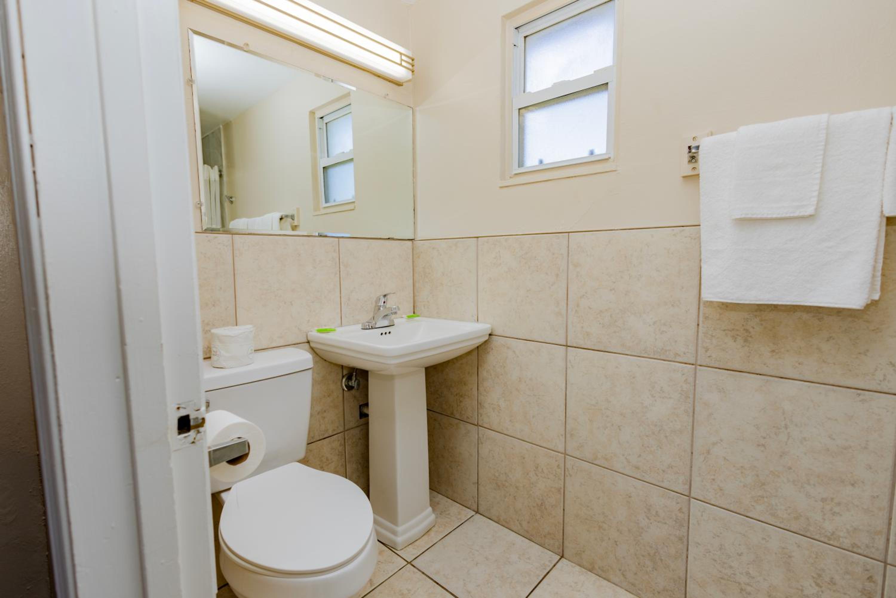 Double Room with Two Double Beds - Non-Smoking - Photo 11