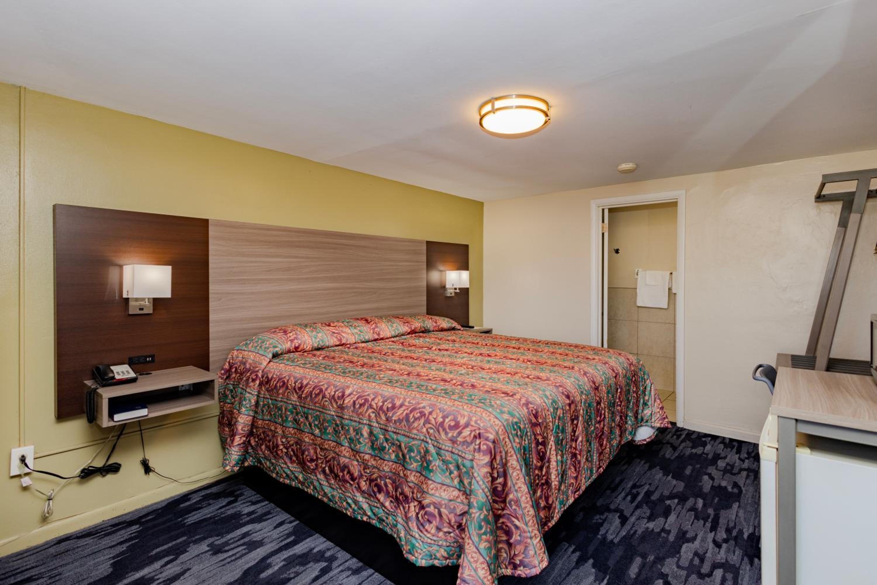 King Room - Non-Smoking - Photo 8