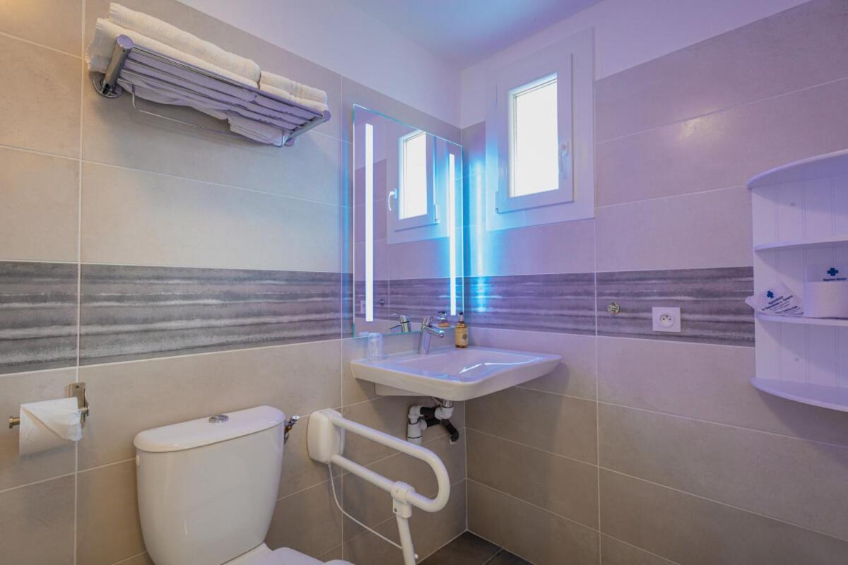 Double Room - Disability Access photo 3
