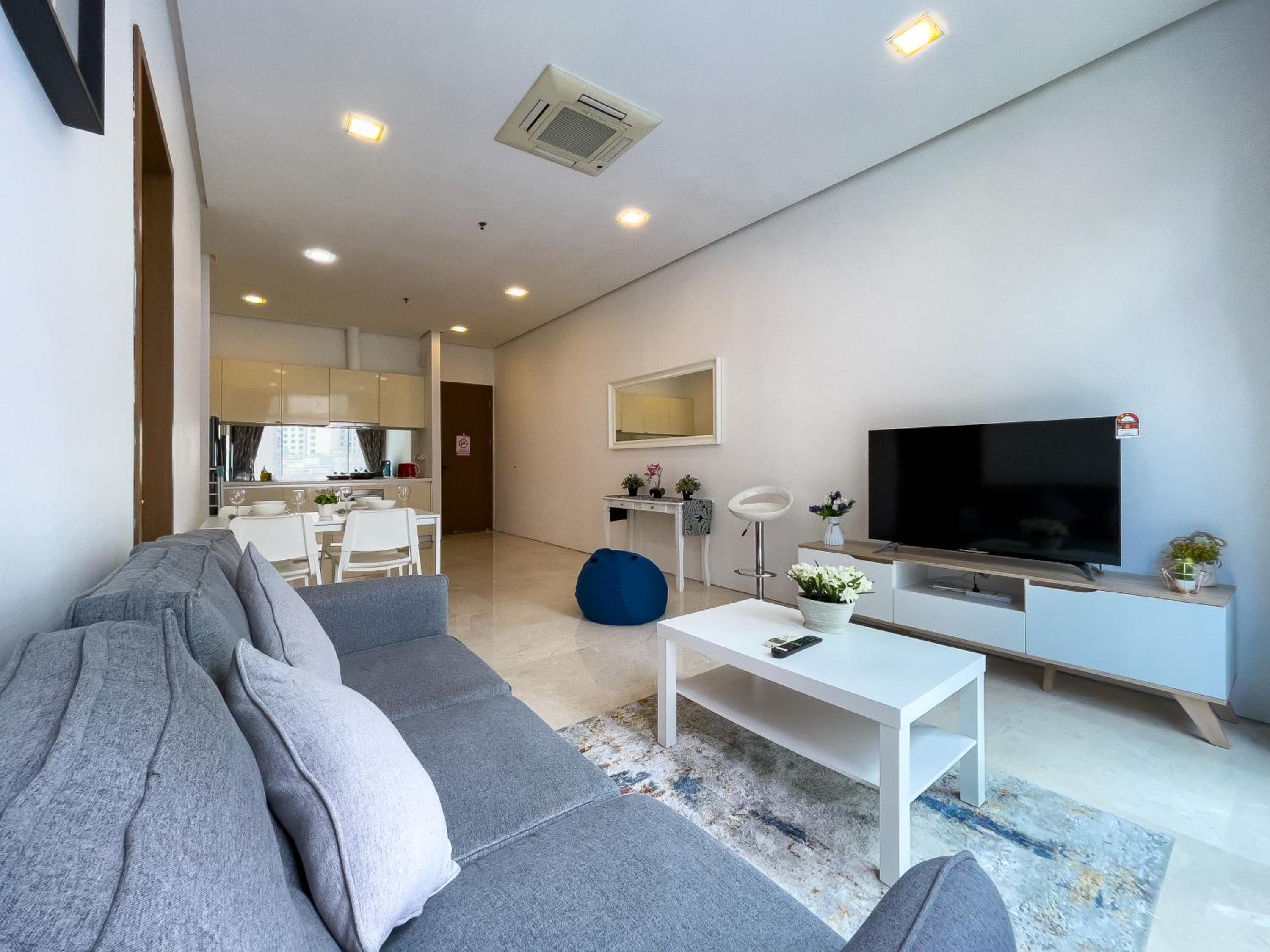 Apartment with Pool View