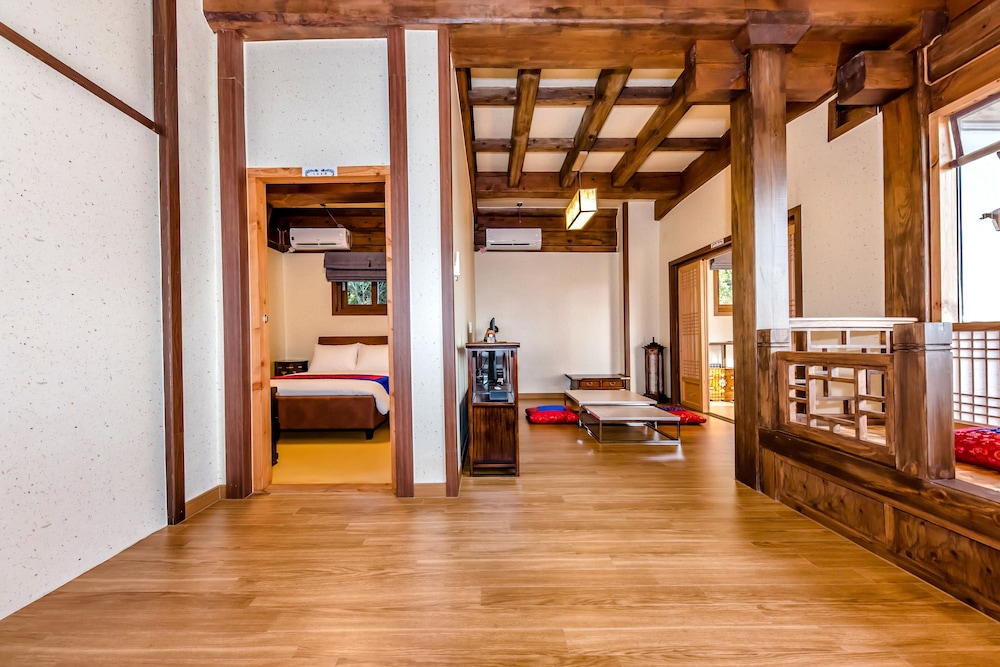Wol Hwa B (Hanok Building 1F)