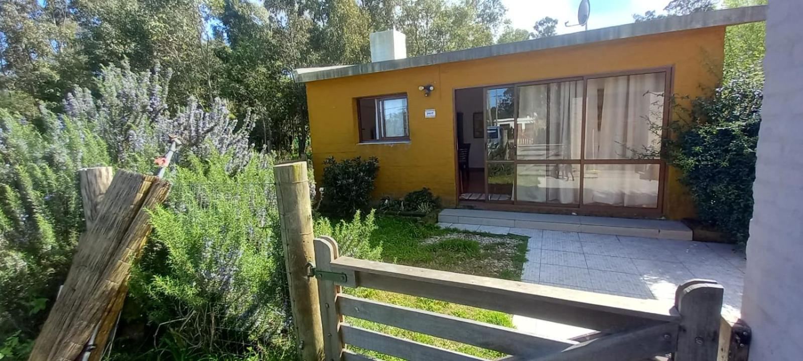 One-Bedroom House photo 1